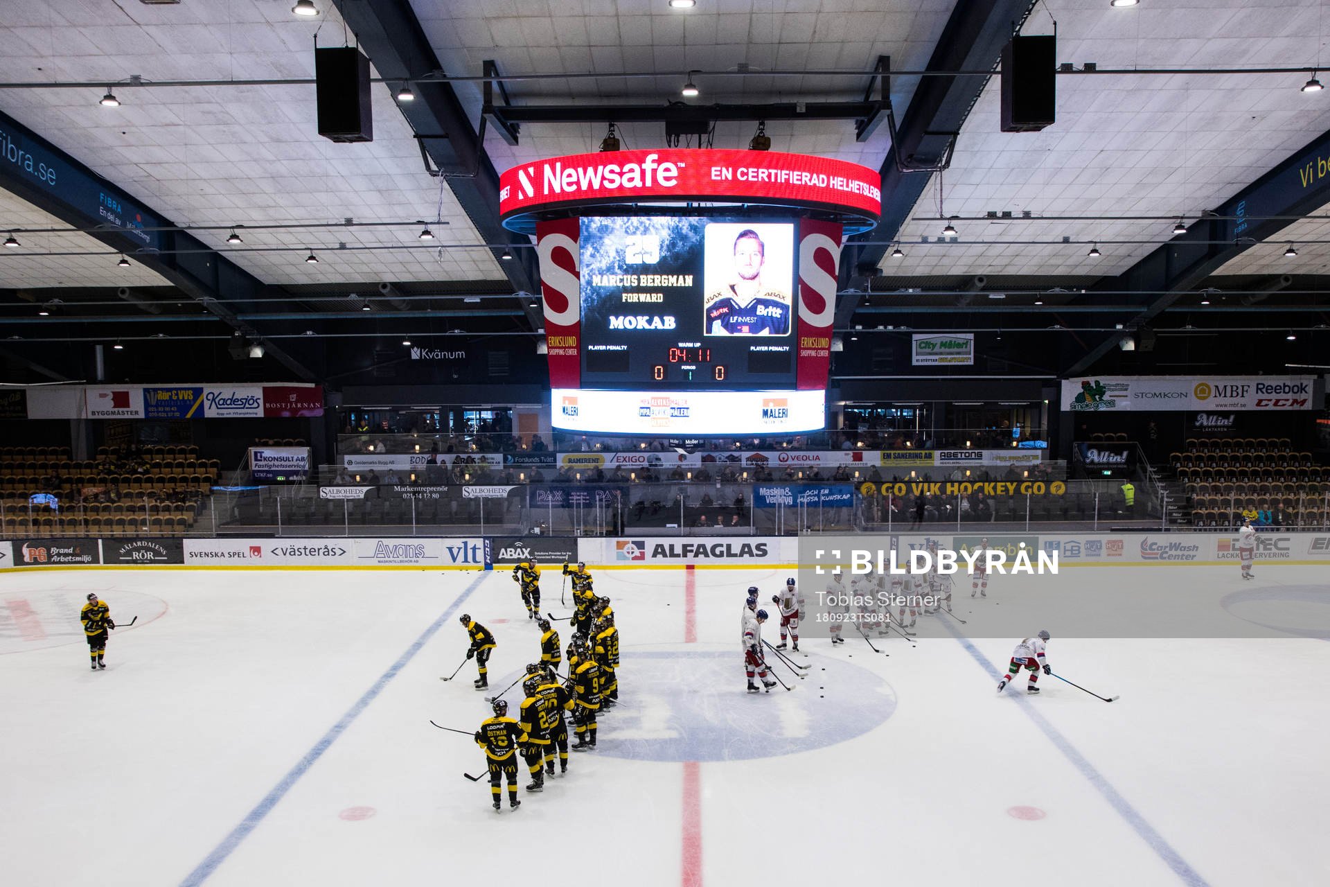 Interiör vy över ABB Arena Nord innan ishockeymatchen i