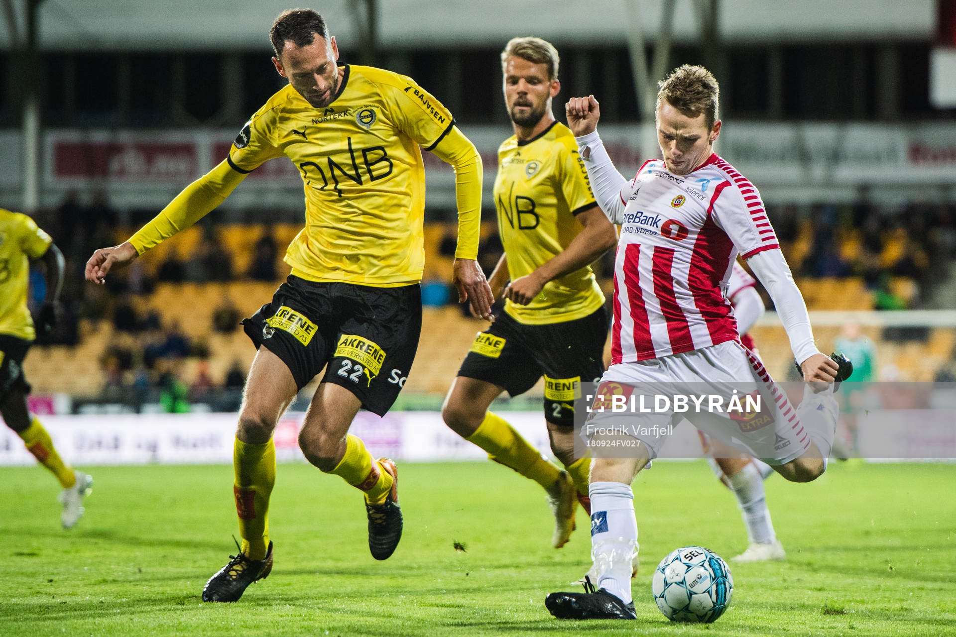 Stefan Antonijevic of Lillestrøm and Kent-Are Antonsen of