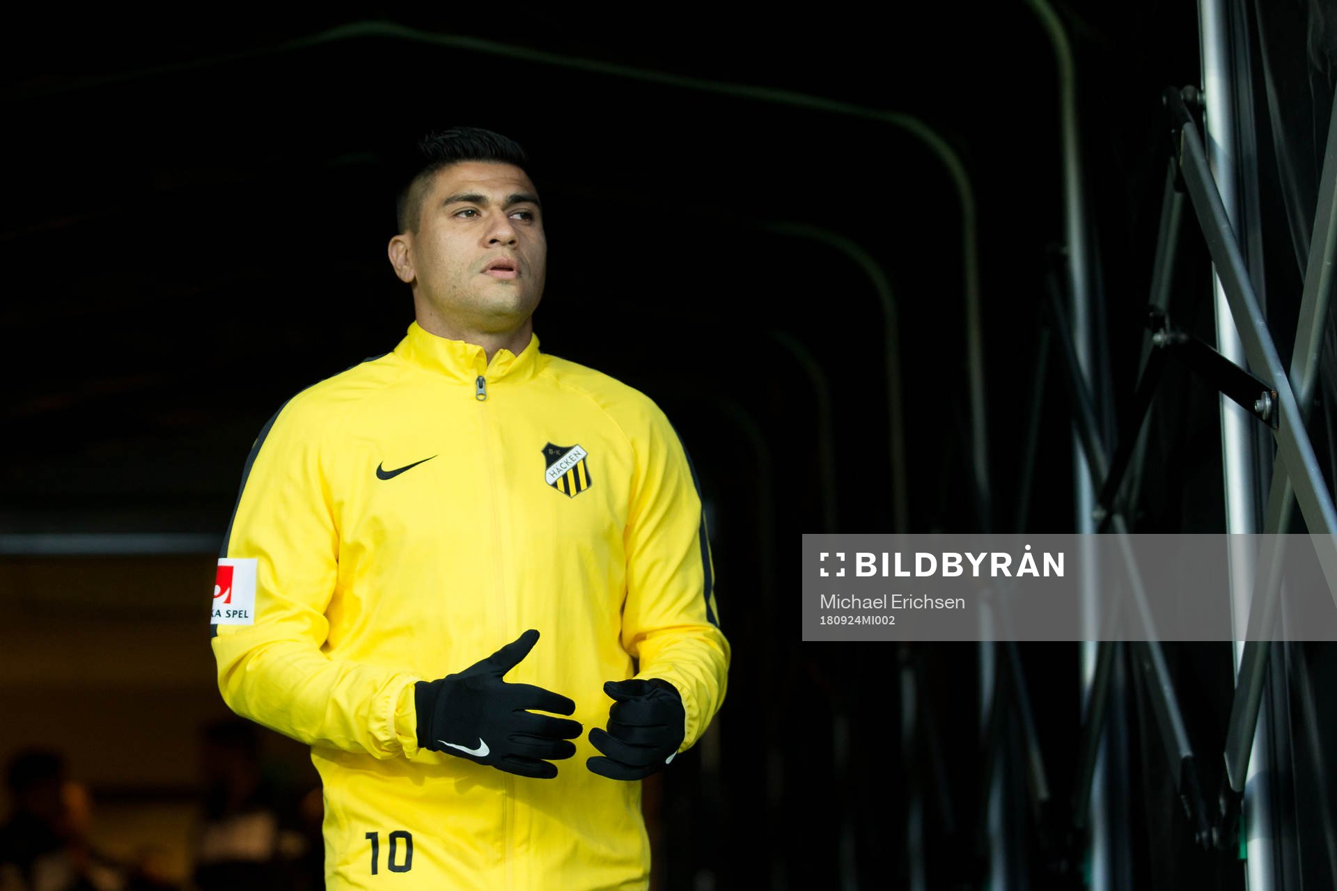 Häckens Paulinho på väg in för att värma upp innan