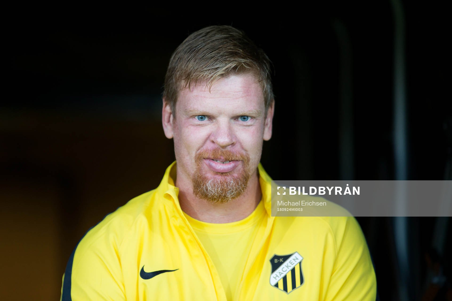 Häckens målvakt Christoffer Källqvist på väg in för