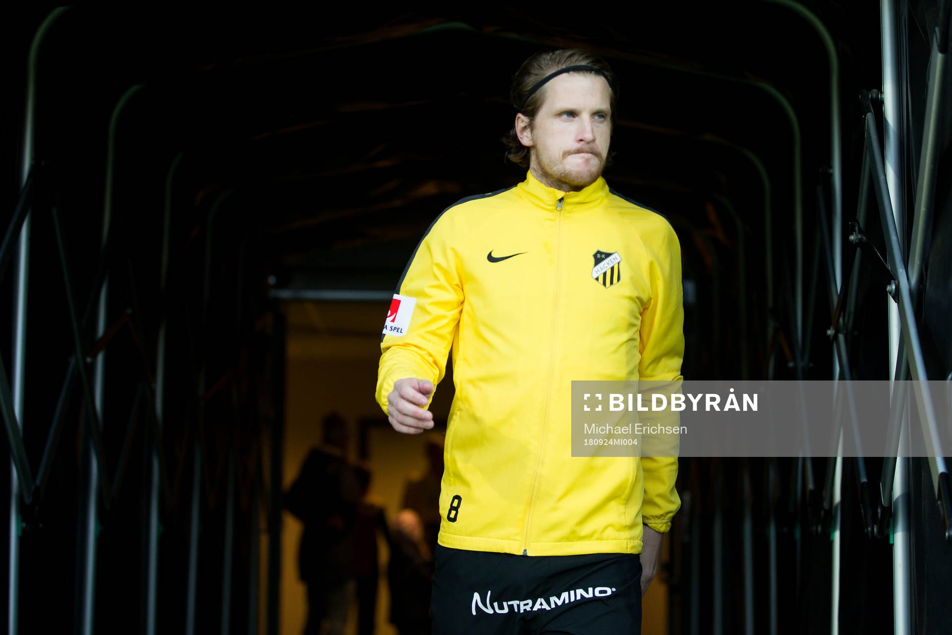 Häckens Erik Friberg på väg in för att värma upp innan