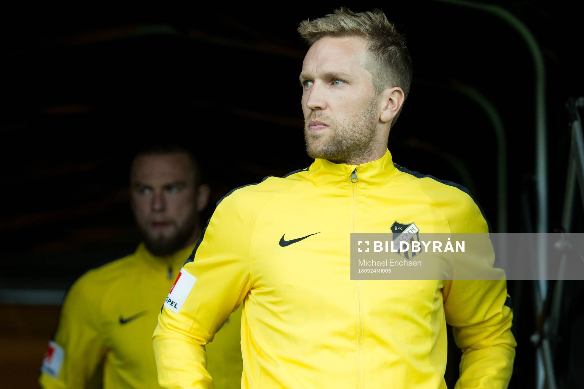 Häckens Rasmus Lindgren på väg in för att värma upp