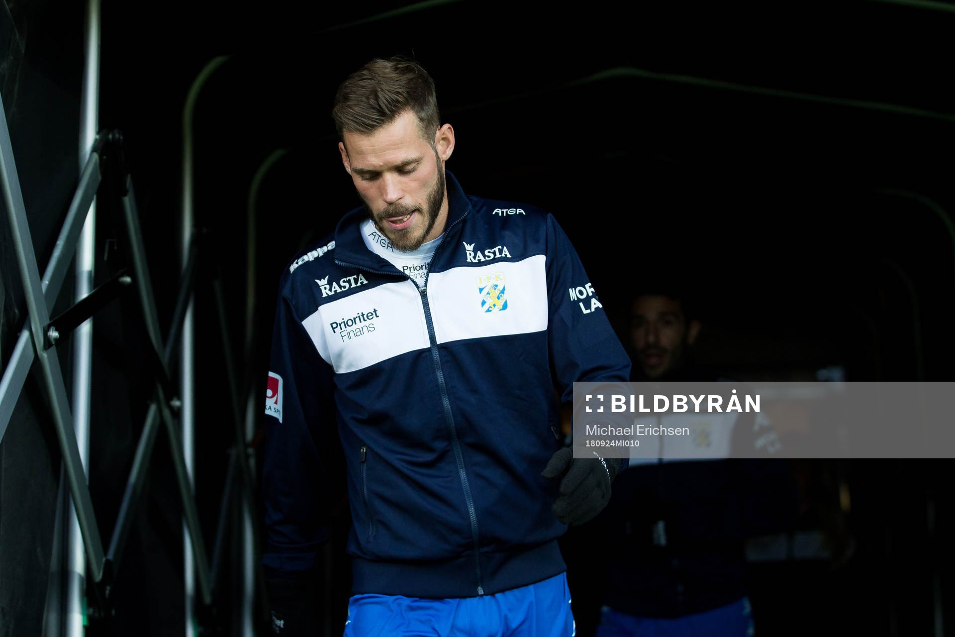 IFK Göteborgs Emil Salomonsson på väg in för att värma