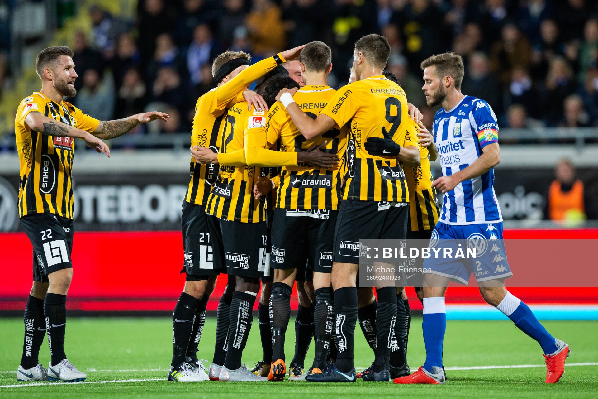 Häckens Viktor Lundberg jublar med lagkamrater