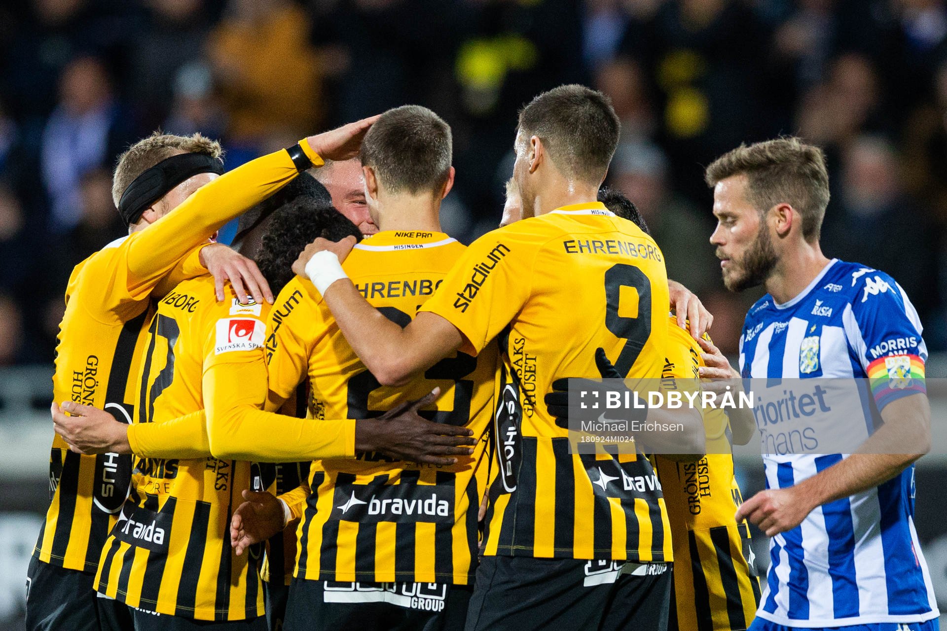 Häckens Viktor Lundberg jublar med lagkamrater
