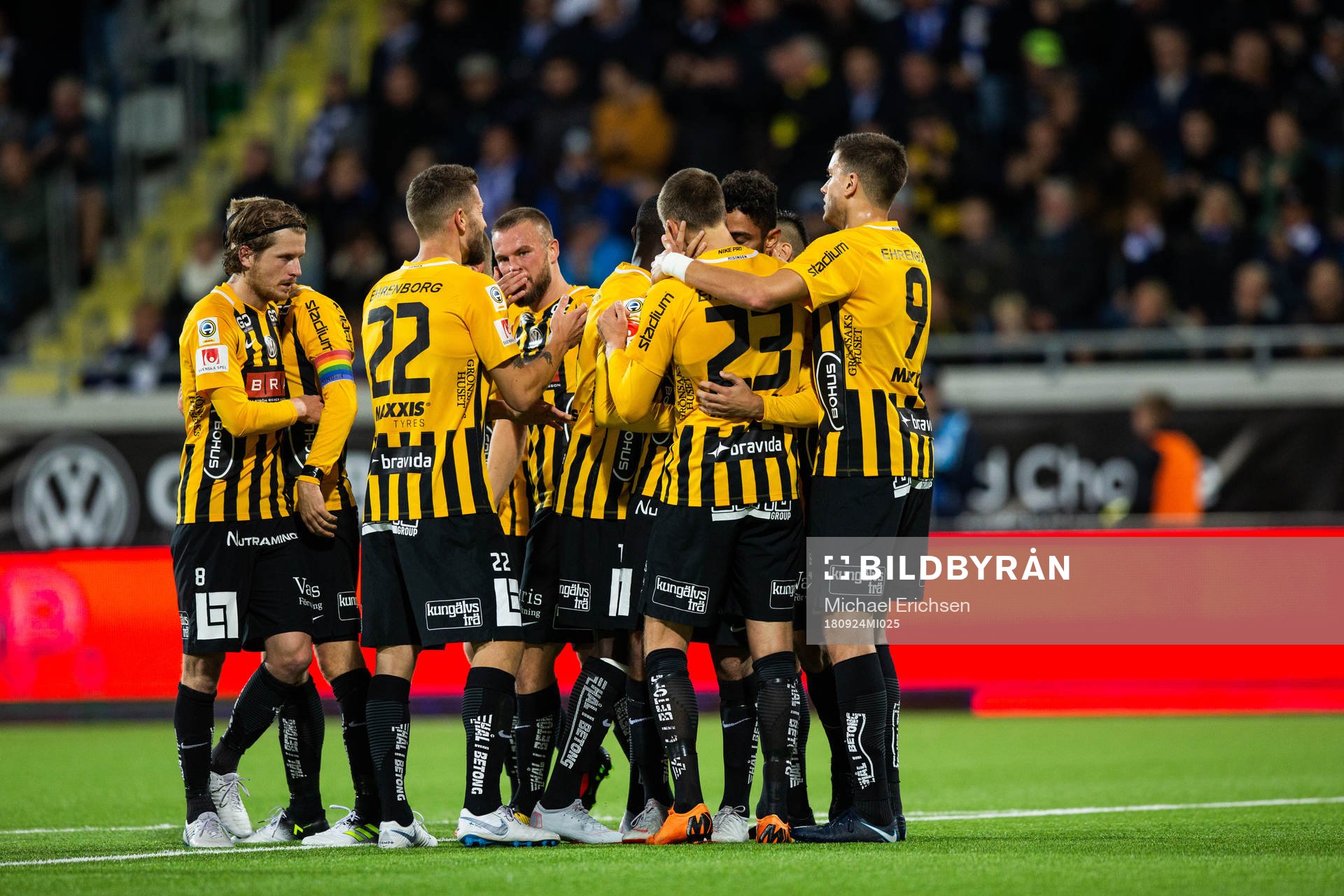 Häckens Viktor Lundberg jublar med lagkamrater