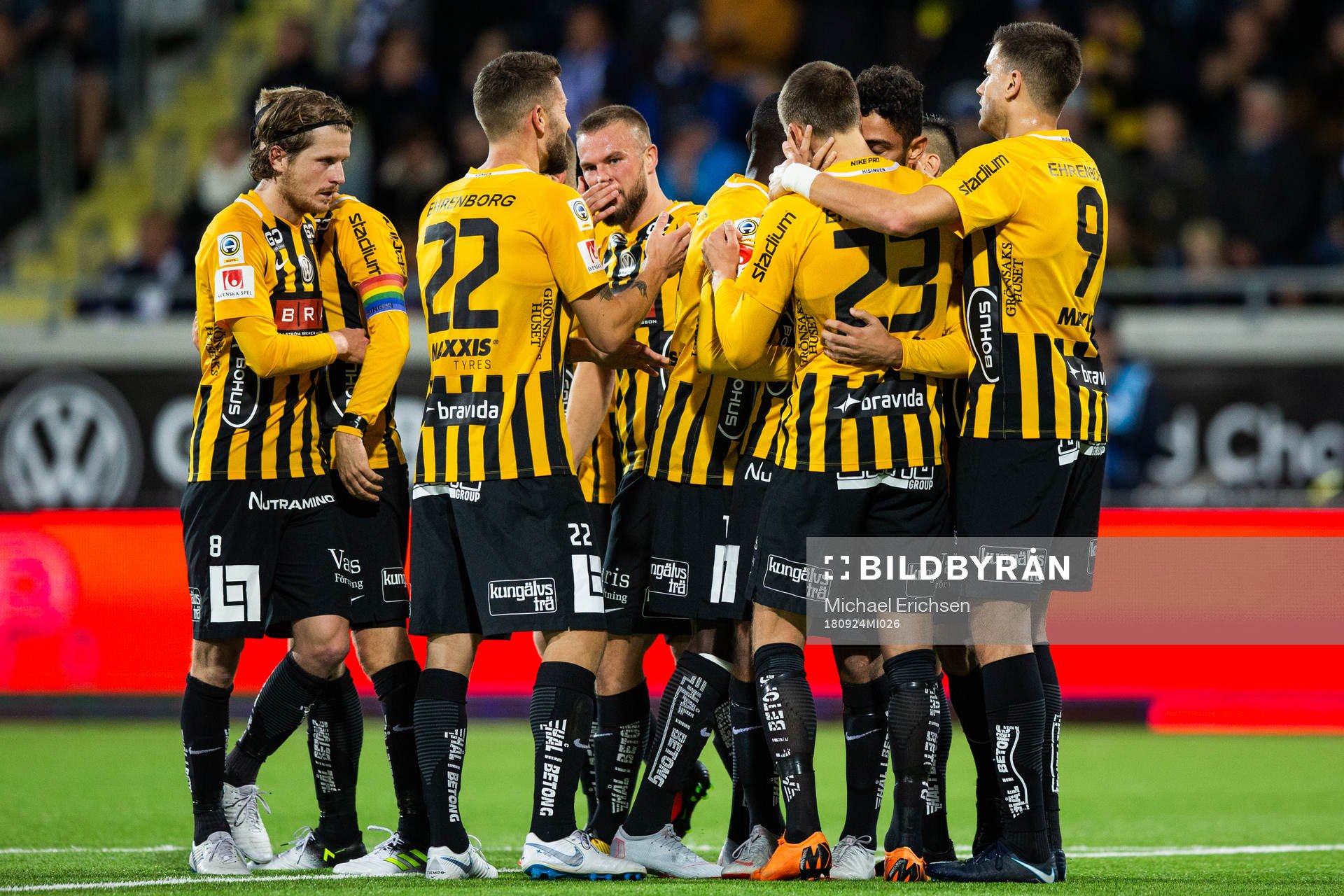 Häckens Viktor Lundberg jublar med lagkamrater