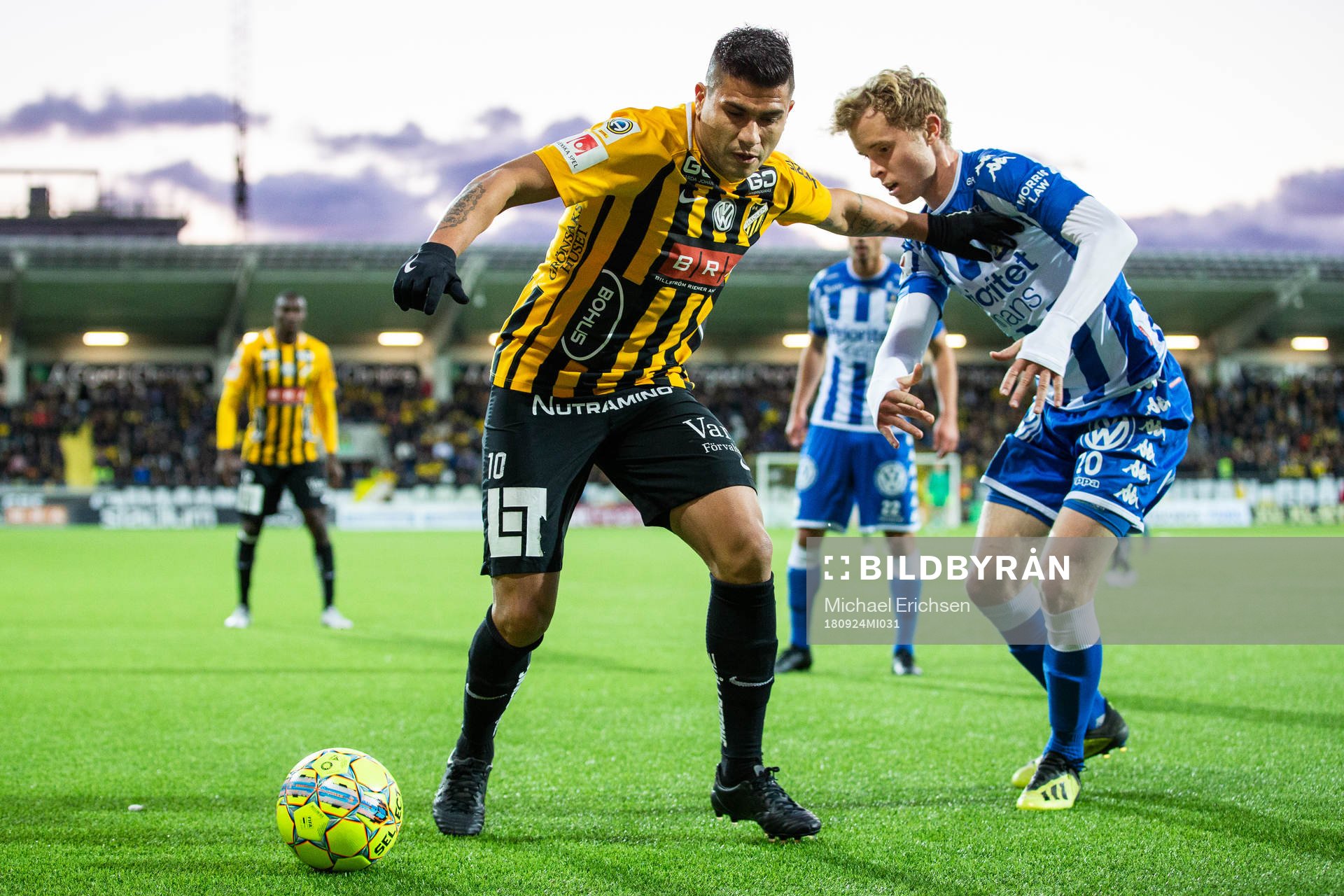 Häckens Paulinho och IFK Göteborgs Victor Wernersson i kamp om bollen under fotbollsmatchen i allsvenskan mellan Häcken och IFK Göteborg den 24 september 2018 i Göteborg.