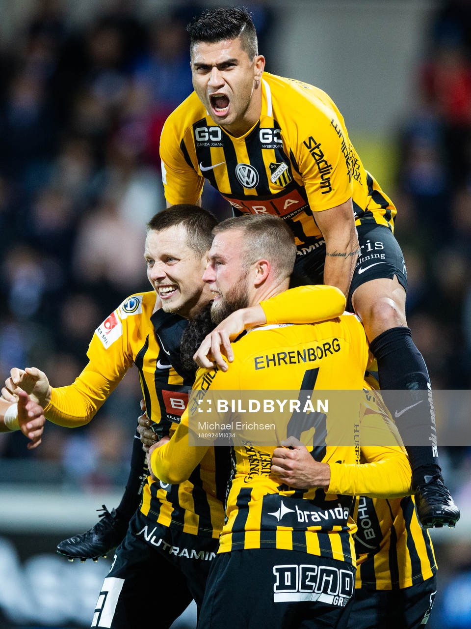 Häckens Daleho Irandust (mitten ej synlig) jublar med lagkamrater Paulinho, Viktor Lundberg och Alexander Faltsetas under fotbollsmatchen i allsvenskan mellan Häcken och IFK Göteborg den 24 september 2018 i Göteborg.