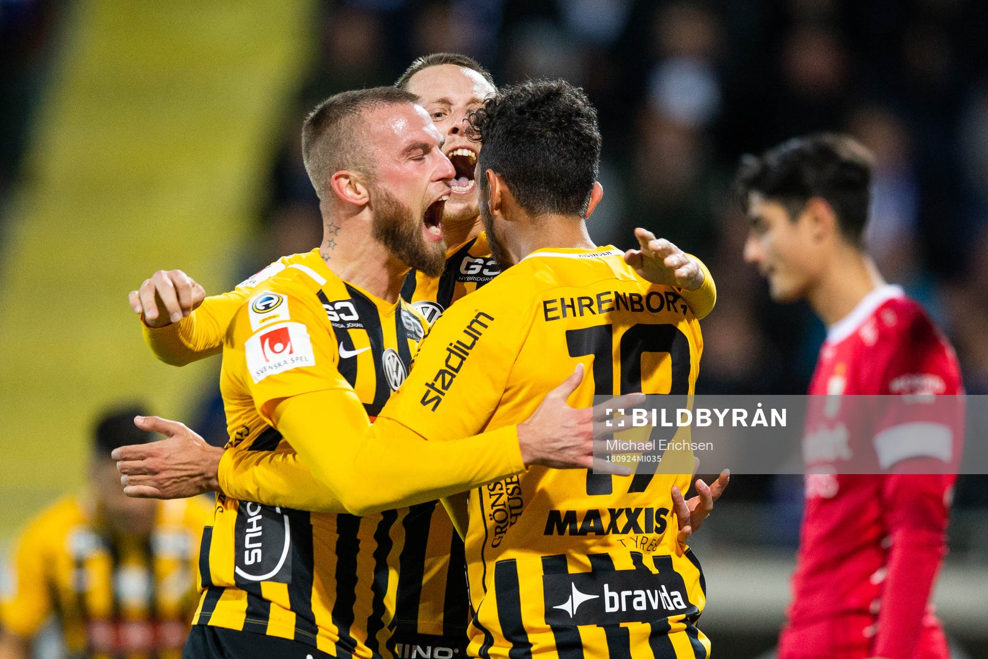 Häckens Daleho Irandust (ryggen mot kameran) jublar med