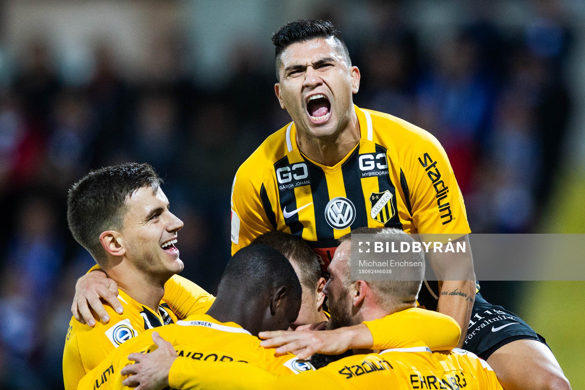 Häckens Daleho Irandust (mitten ej synlig) jublar med lagkamrater Elohor Ekpolo, Alexander Jeremejeff, Paulinho, Viktor Lundberg och Alexander Faltsetas under fotbollsmatchen i allsvenskan mellan Häcken och IFK Göteborg den 24 september 2018 i Göteborg.