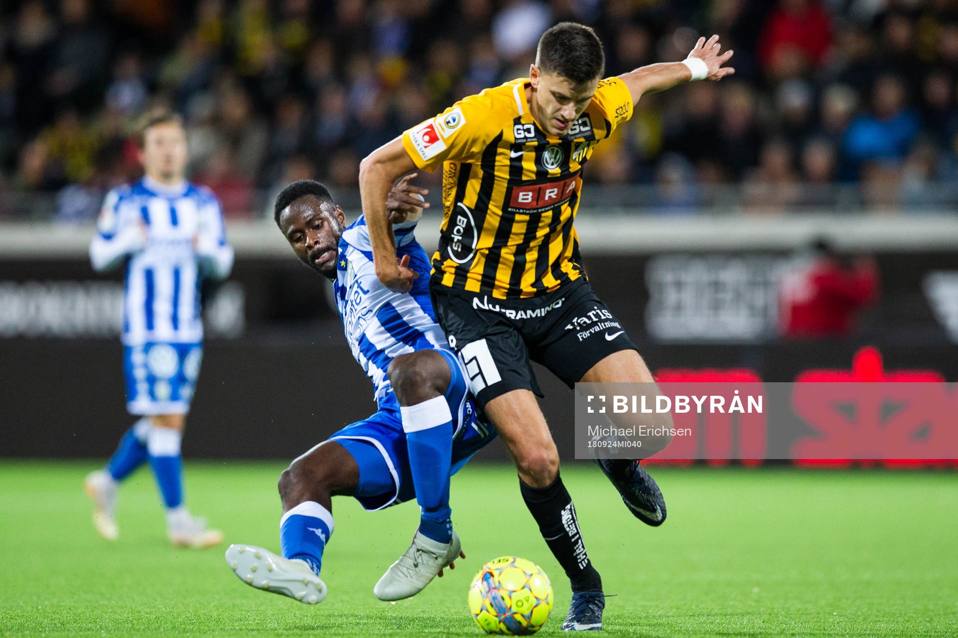 IFK Göteborgs Vajebah Kaliefah Sakor och Häckens Alexander Jeremejeff i kamp om bollen under fotbollsmatchen i allsvenskan mellan Häcken och IFK Göteborg den 24 september 2018 i Göteborg.