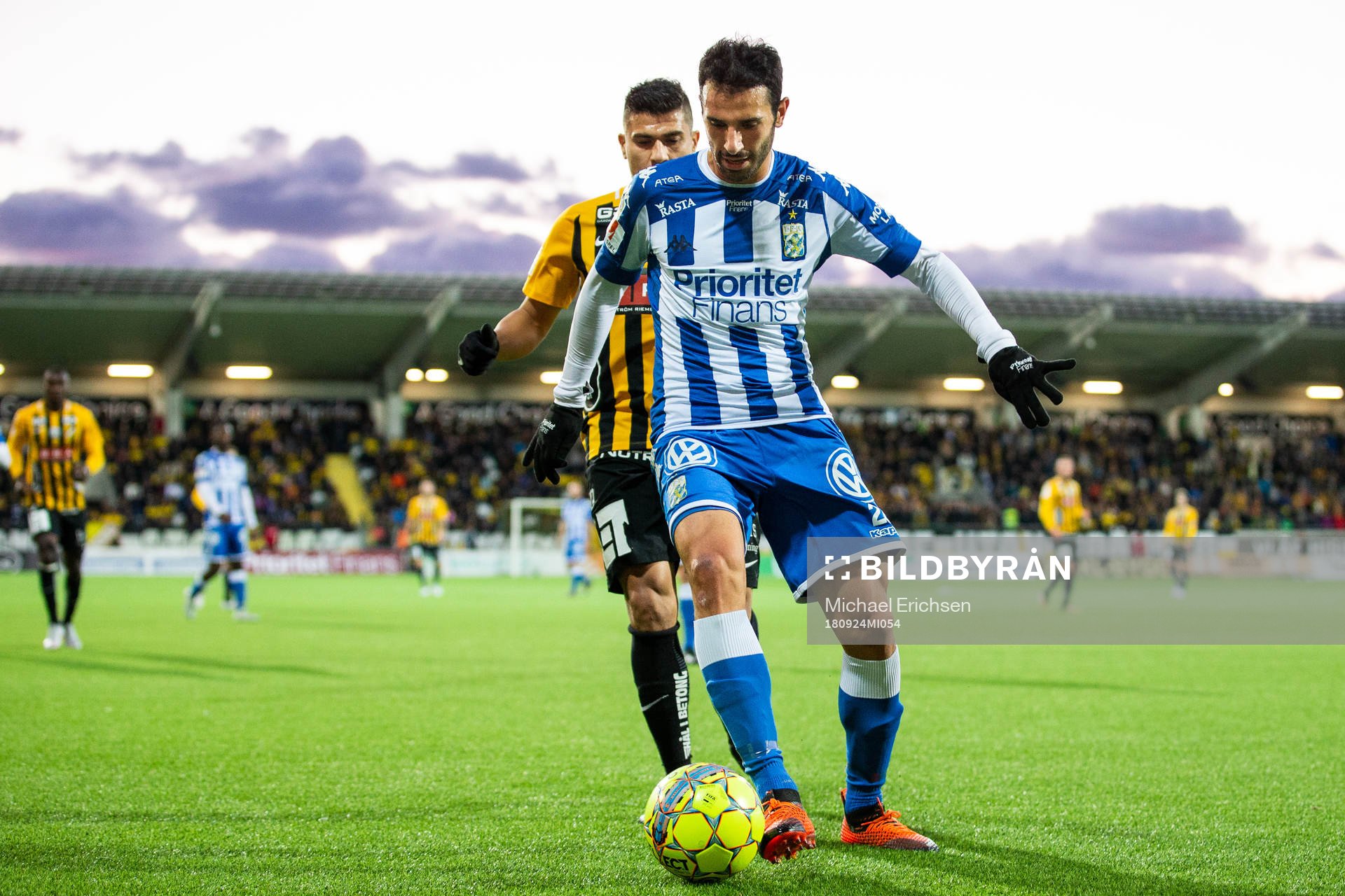 IFK Göteborgs André Calisir och Häckens Paulinho i kamp om bollen under fotbollsmatchen i allsvenskan mellan Häcken och IFK Göteborg den 24 september 2018 i Göteborg.