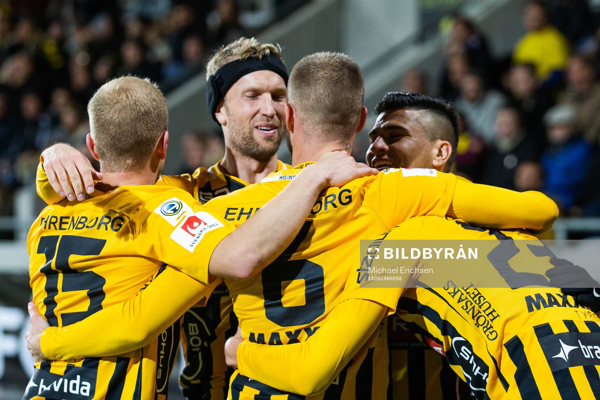 Häckens Viktor Lundberg (till höger) jublar med Kari