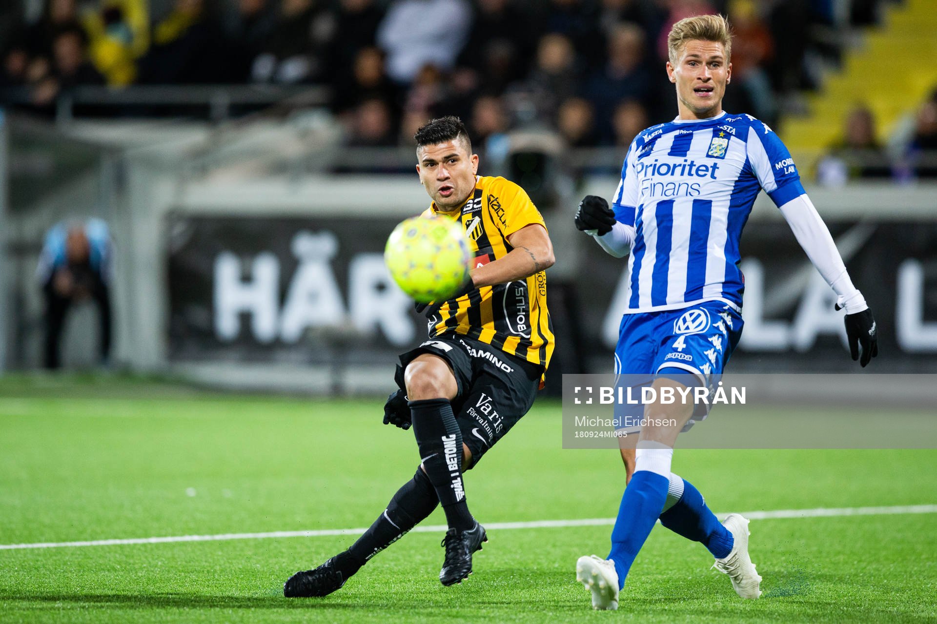 Häckens Paulinho skjuter och IFK Göteborgs Carl Starfelt