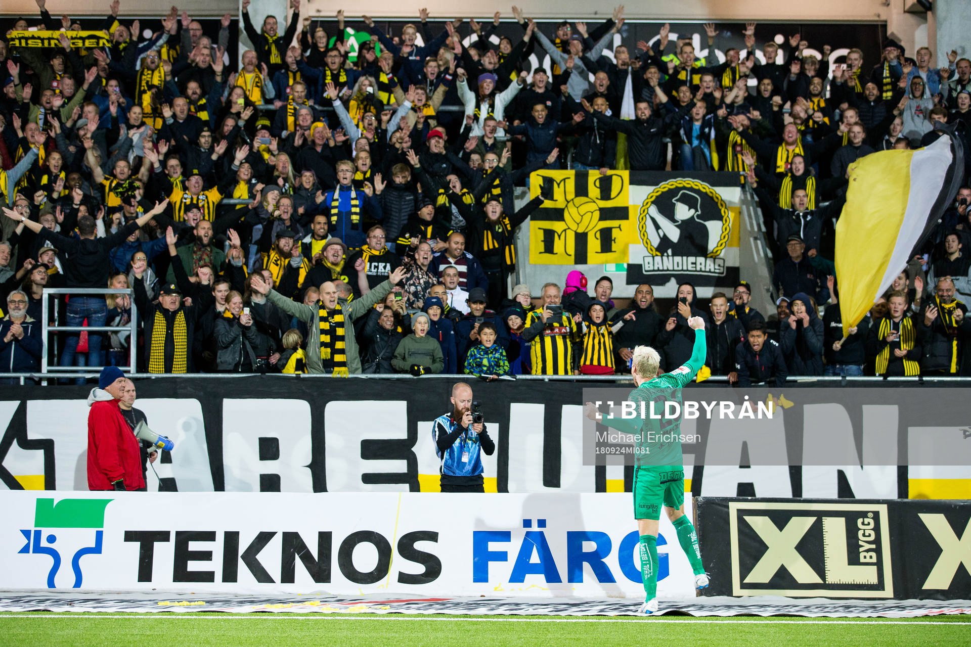 Häckens målvakt Peter Abrahamsson jublar framför klacken efter fotbollsmatchen i allsvenskan mellan Häcken och IFK Göteborg den 24 september 2018 i Göteborg.