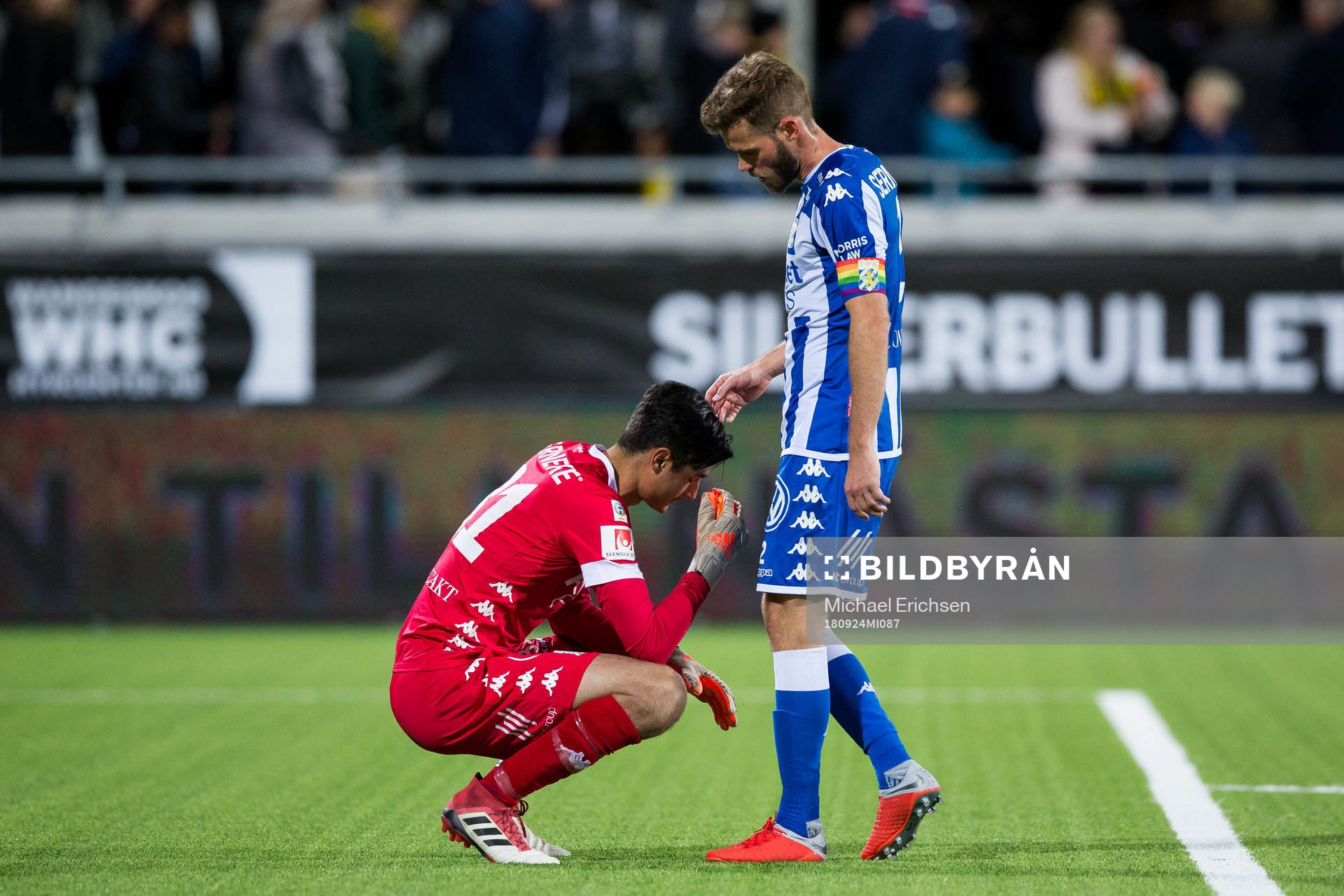 IFK Göteborgs målvakt Tom Amos och Emil Salomonsson deppar