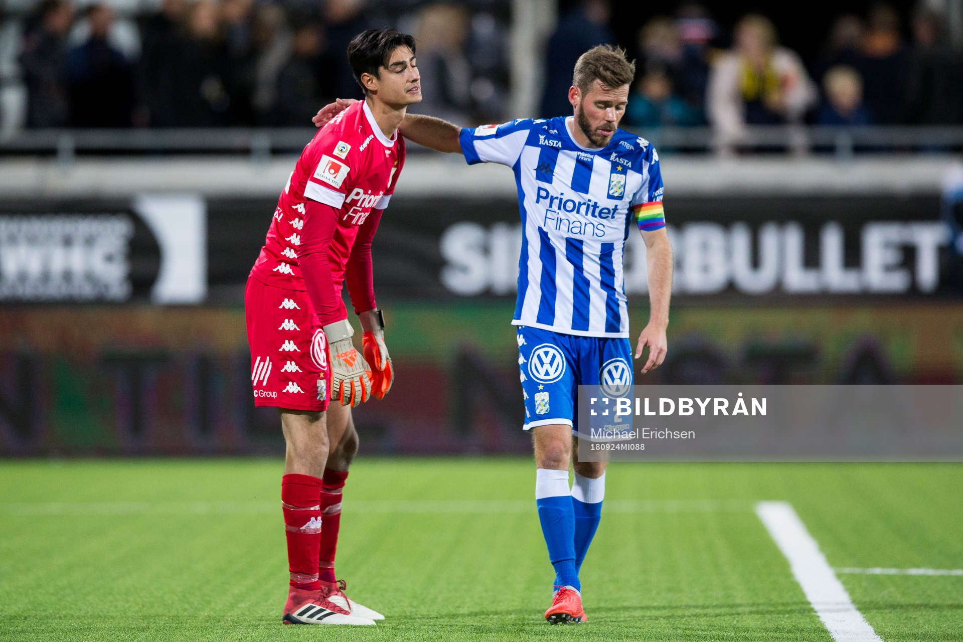 IFK Göteborgs målvakt Tom Amos och Emil Salomonsson deppar