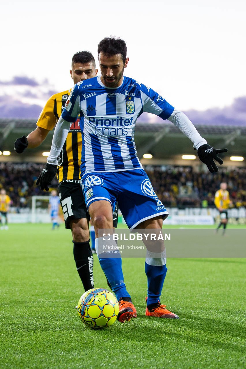 IFK Göteborgs André Calisir före Häckens Paulinho