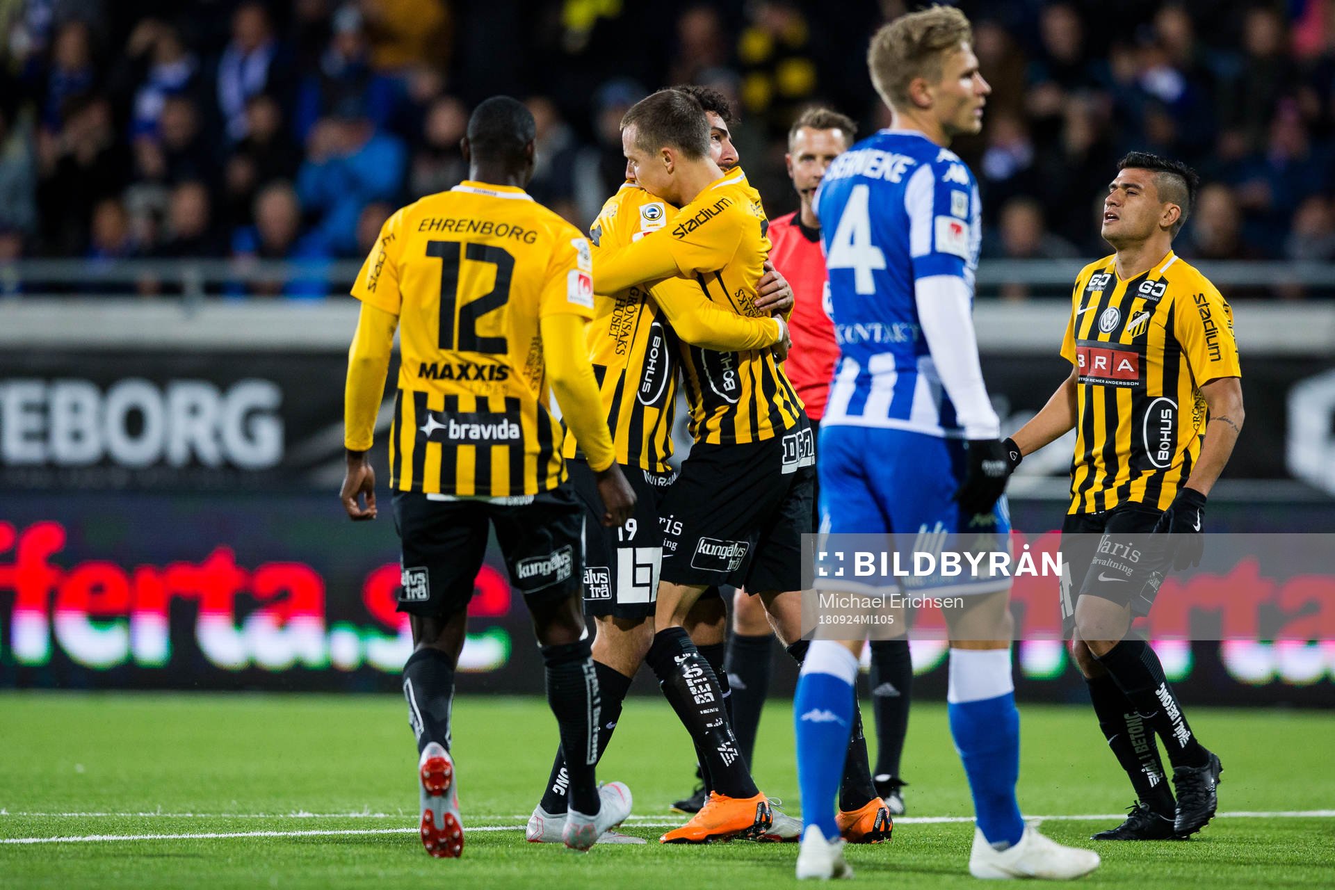 Häckens Viktor Lundberg jublar med lagkamrater