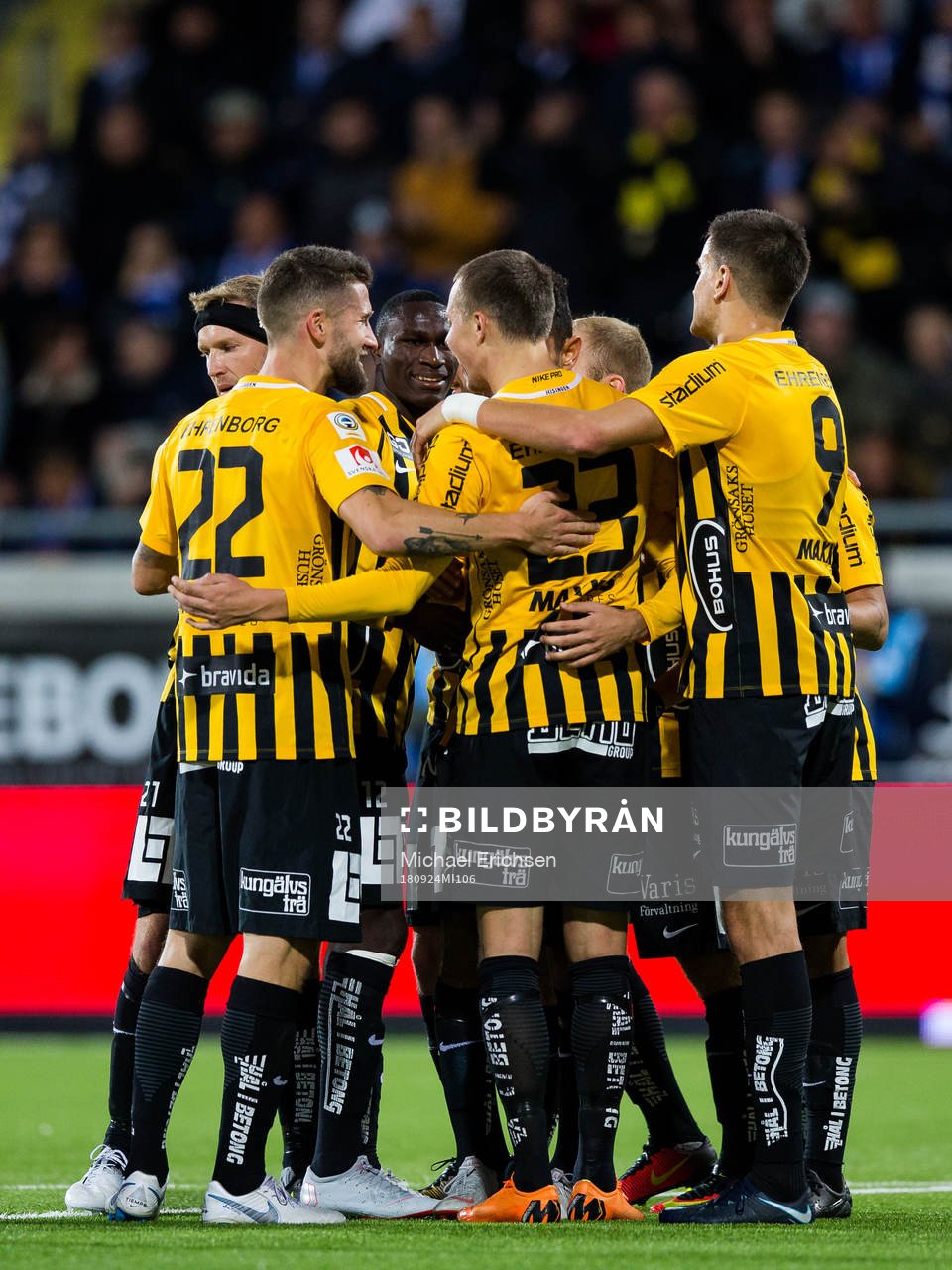 Häckens Viktor Lundberg jublar med lagkamrater