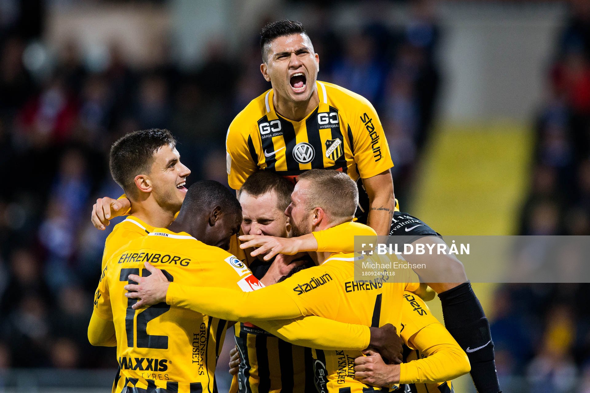 Häckens Daleho Irandust jublar och omfamnas av lagkamrater