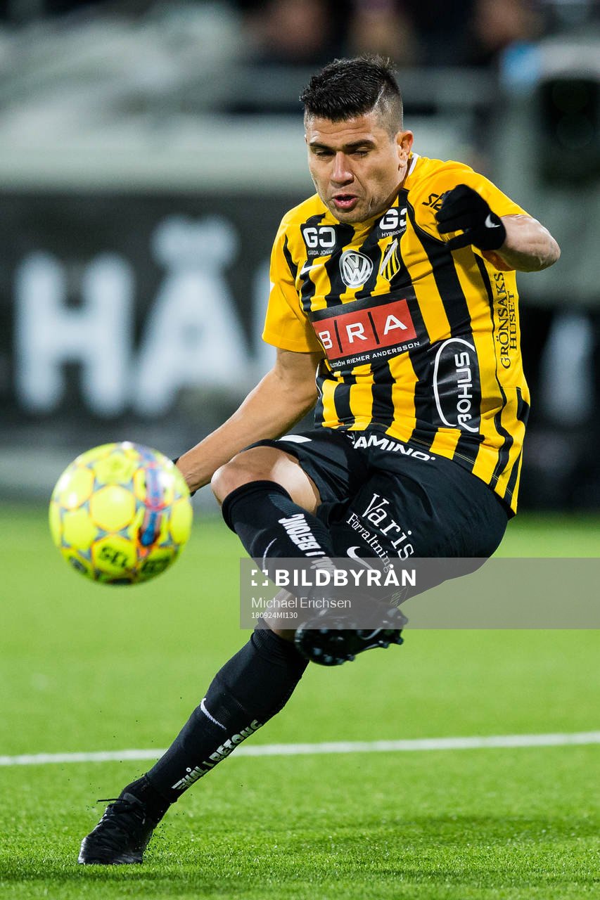 Häckens Paulinho skjuter ett skott