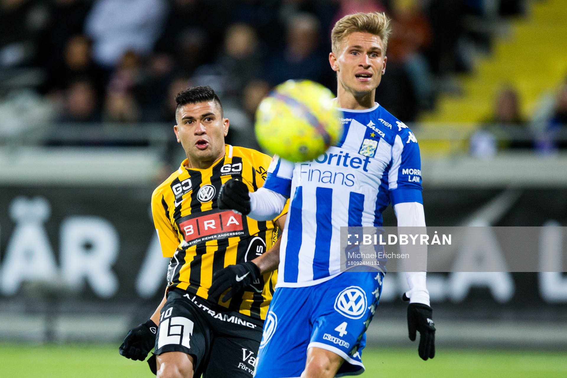 Häckens Paulinho skjuter ett skott runt IFK Göteborgs Carl Starfelt under fotbollsmatchen i allsvenskan mellan Häcken och IFK Göteborg den 24 september 2018 i Göteborg.