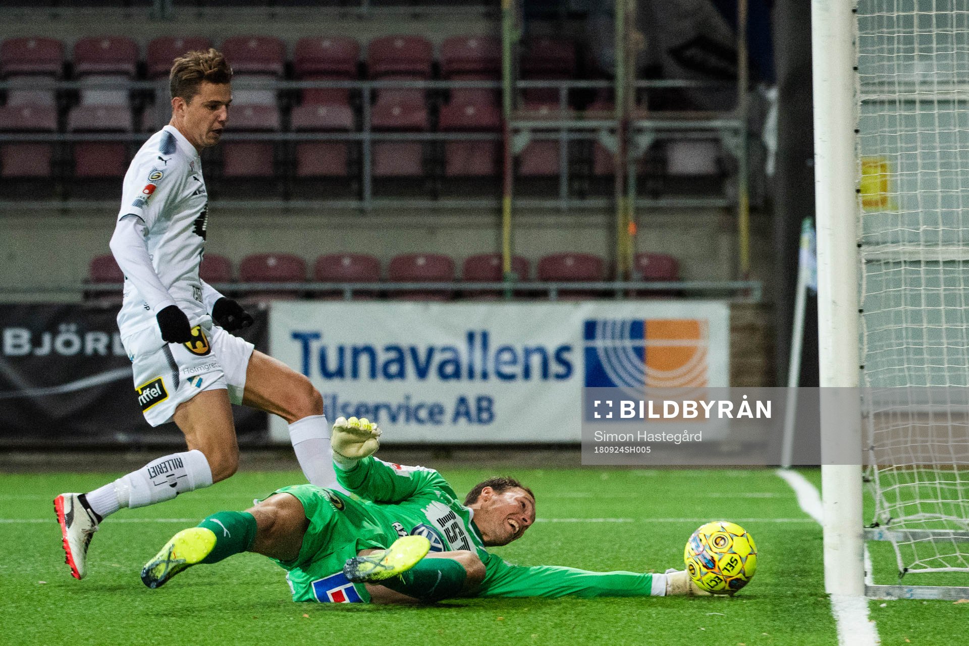 Östers målvakt Robin Malmkvist räddar på mållinjen