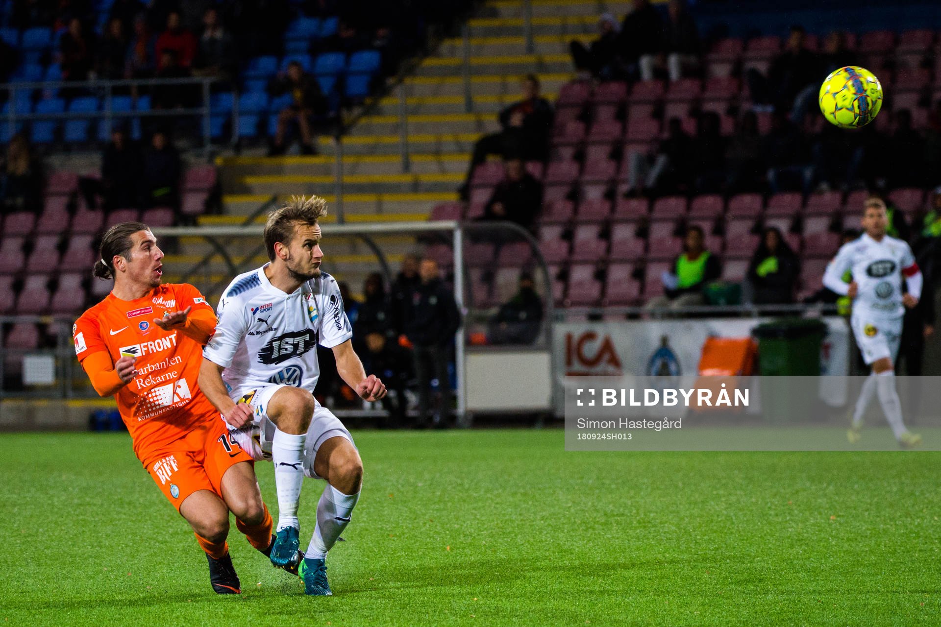 AFC Eskilstunas Christian Miljevic med målchans bakom
