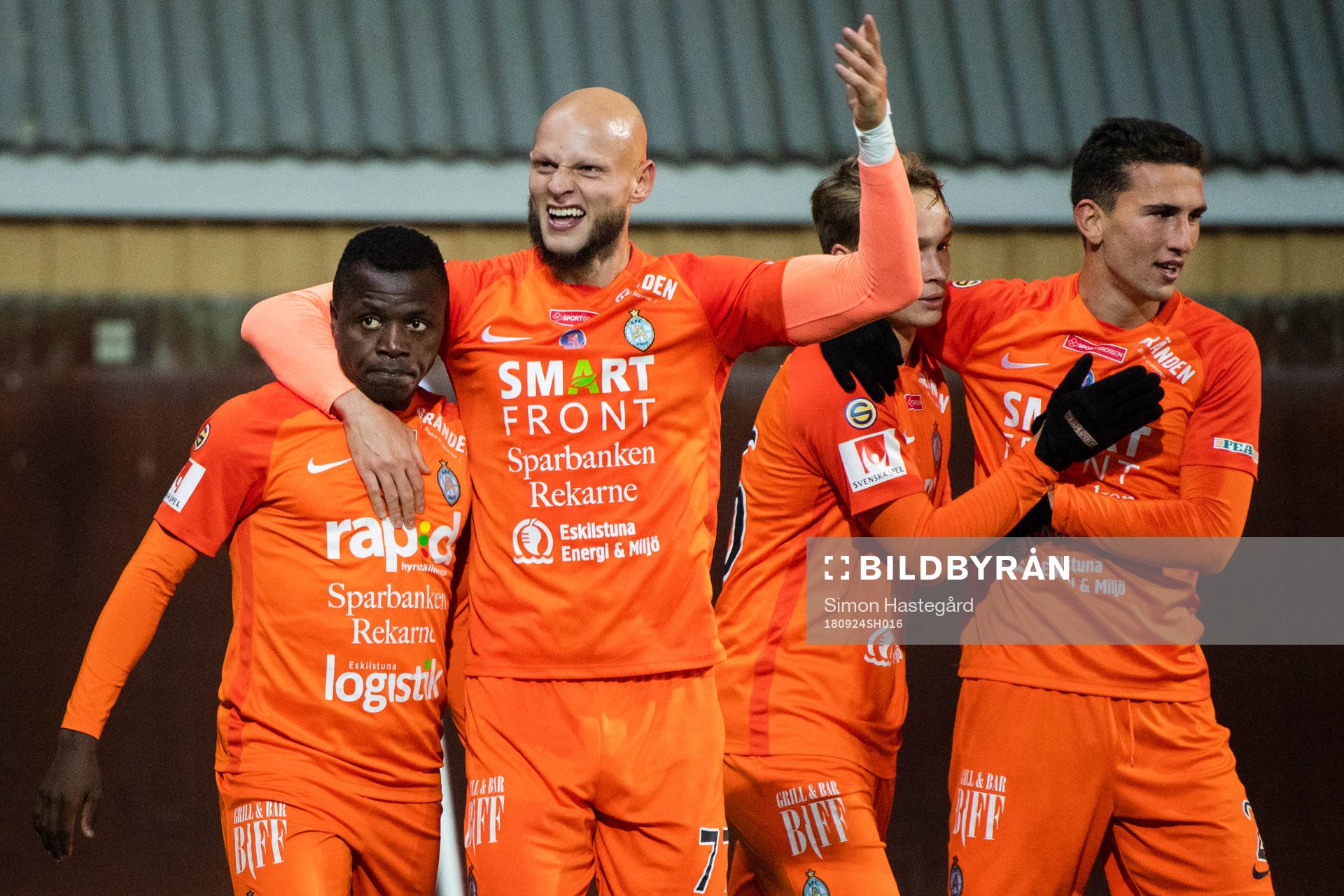 AFC Eskilstunas Ousmane Camara och Zourab Tsiskaridze jublar
