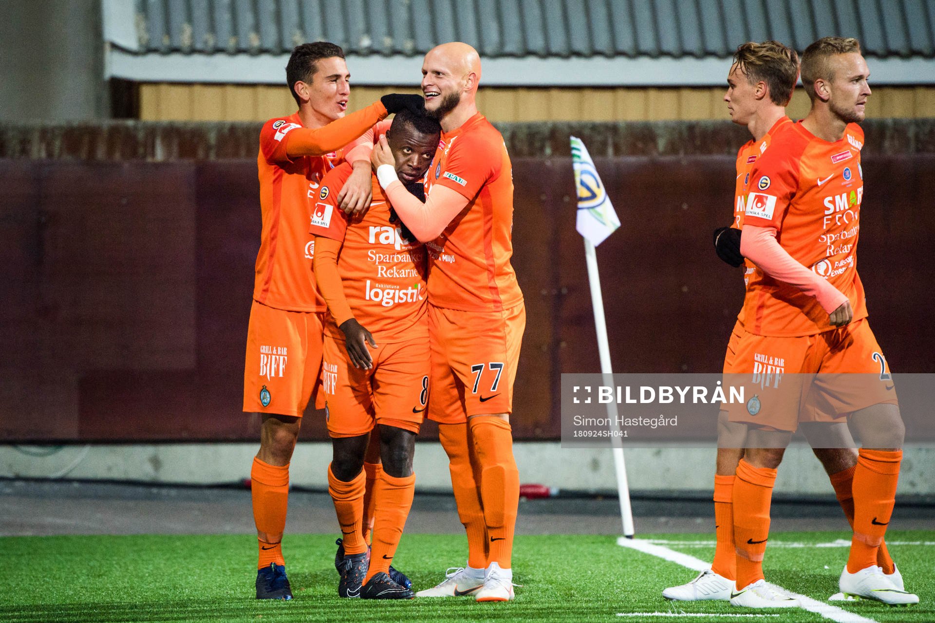 AFC Eskilstunas spelare jublar med Ousmane Camara