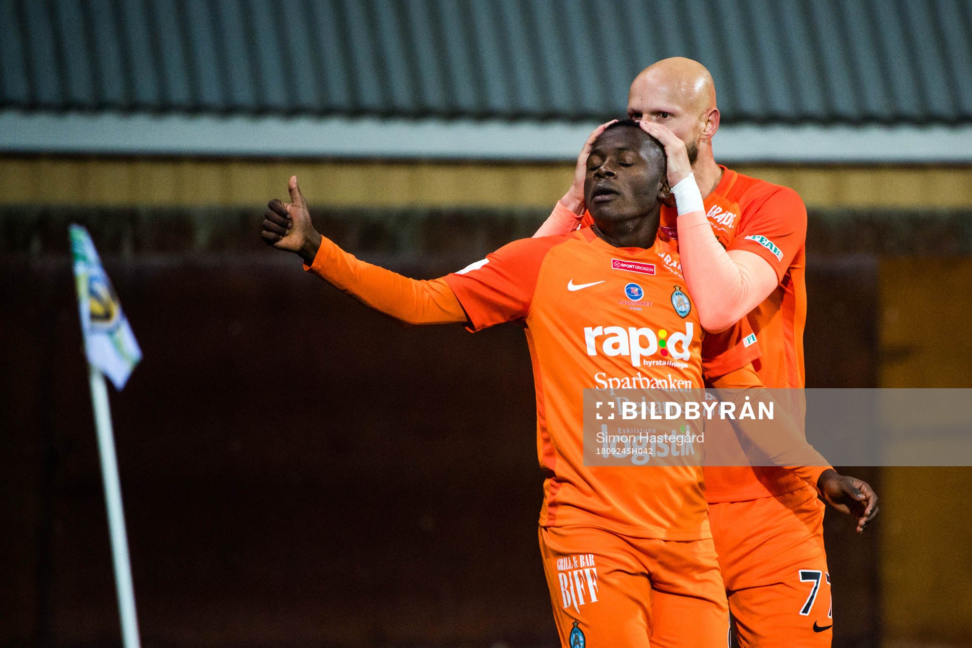 AFC Eskilstunas Zourab Tsiskaridze  jublar med Ousmane