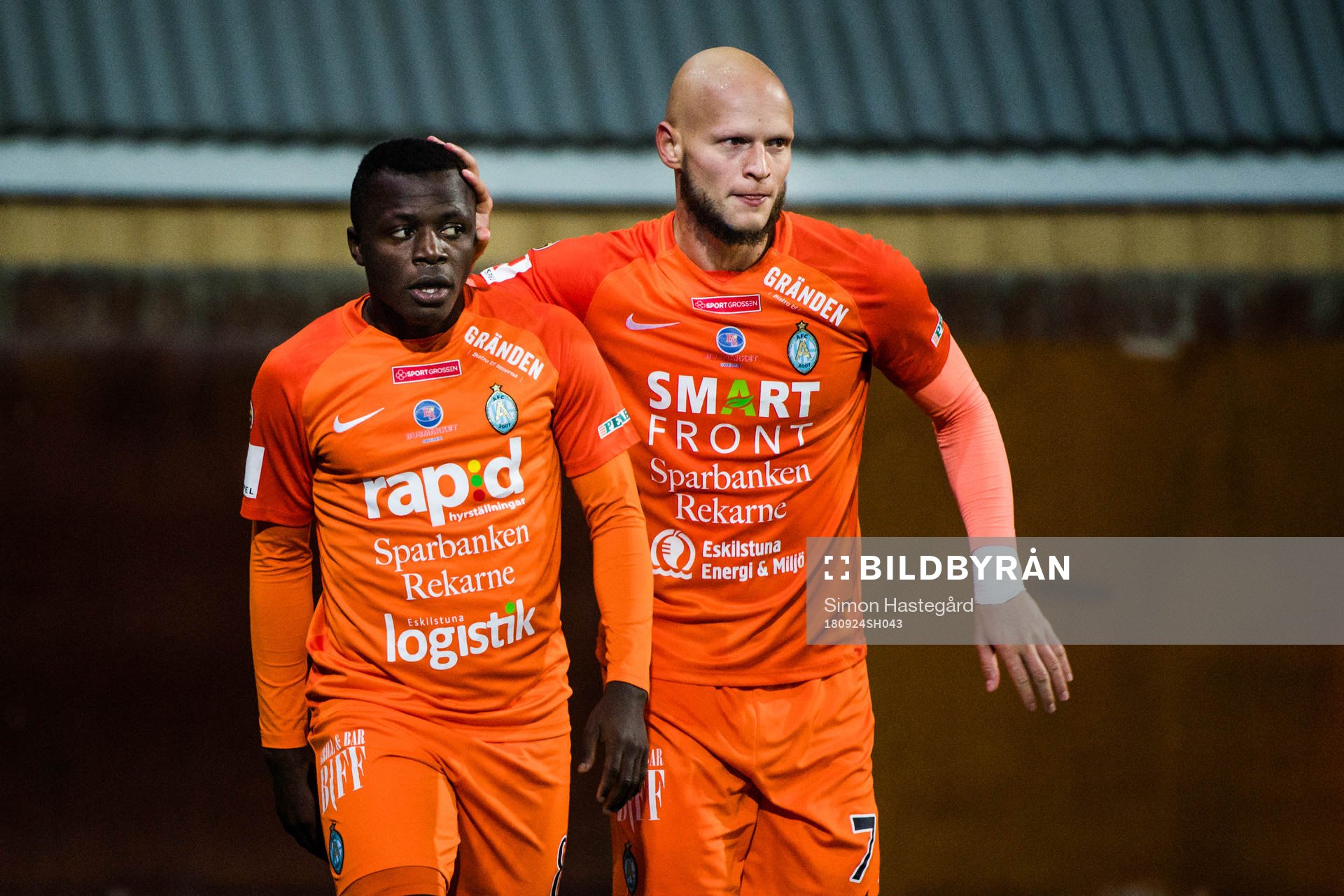 AFC Eskilstunas Zourab Tsiskaridze jublar med Ousmane Camara efter 3-0 under fotbollsmatchen i Superettan mellan AFC Eskilstuna och Öster den 24 september 2018 i Eskilstuna.