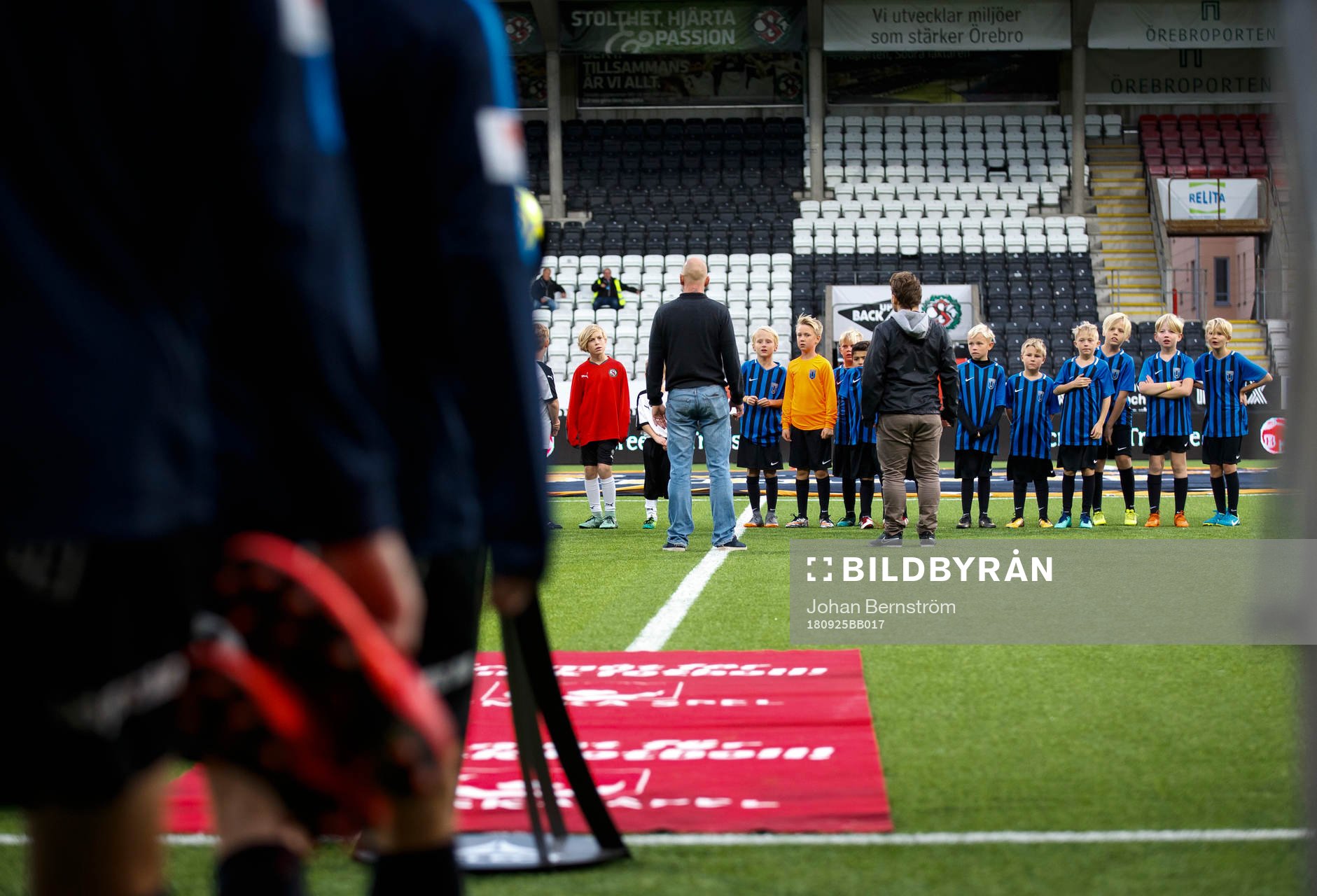 Knattar i Siriuströjor tittar på när Siriuspelarna går