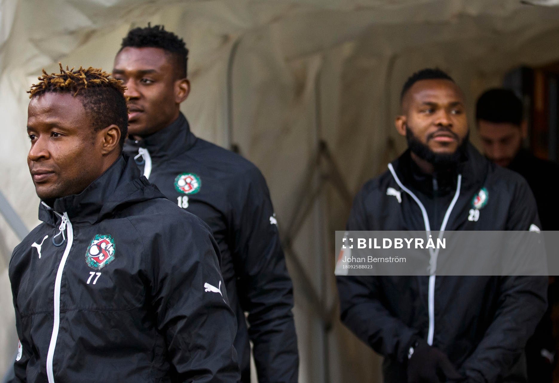 Örebros Kennedy Igboananike, Isaac Boye Edegware och Michael Junior Omoh på väg ut till fotbollsmatchen i Allsvenskan mellan Örebro och Sirius den 25 september 2018 i Örebro.