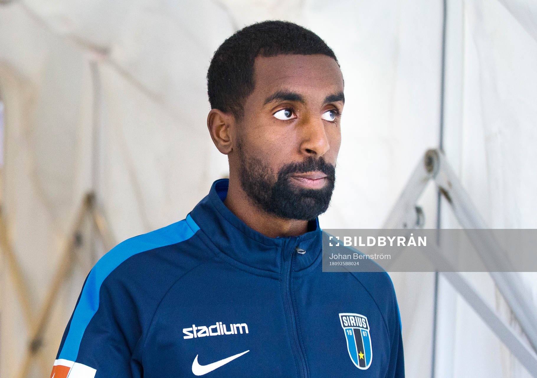 Sirius Mohammed Saeid på väg ut till fotbollsmatchen i