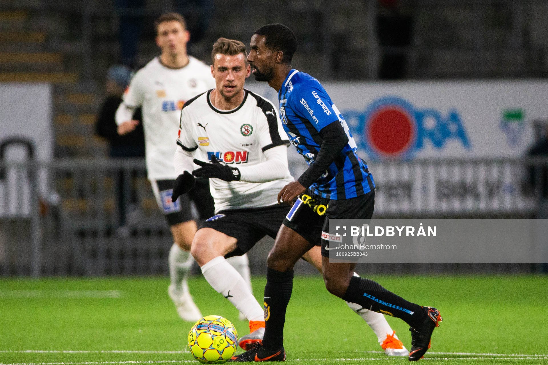 Örebros Filip Rogic och Sirius Mohammed Saeid i kamp om