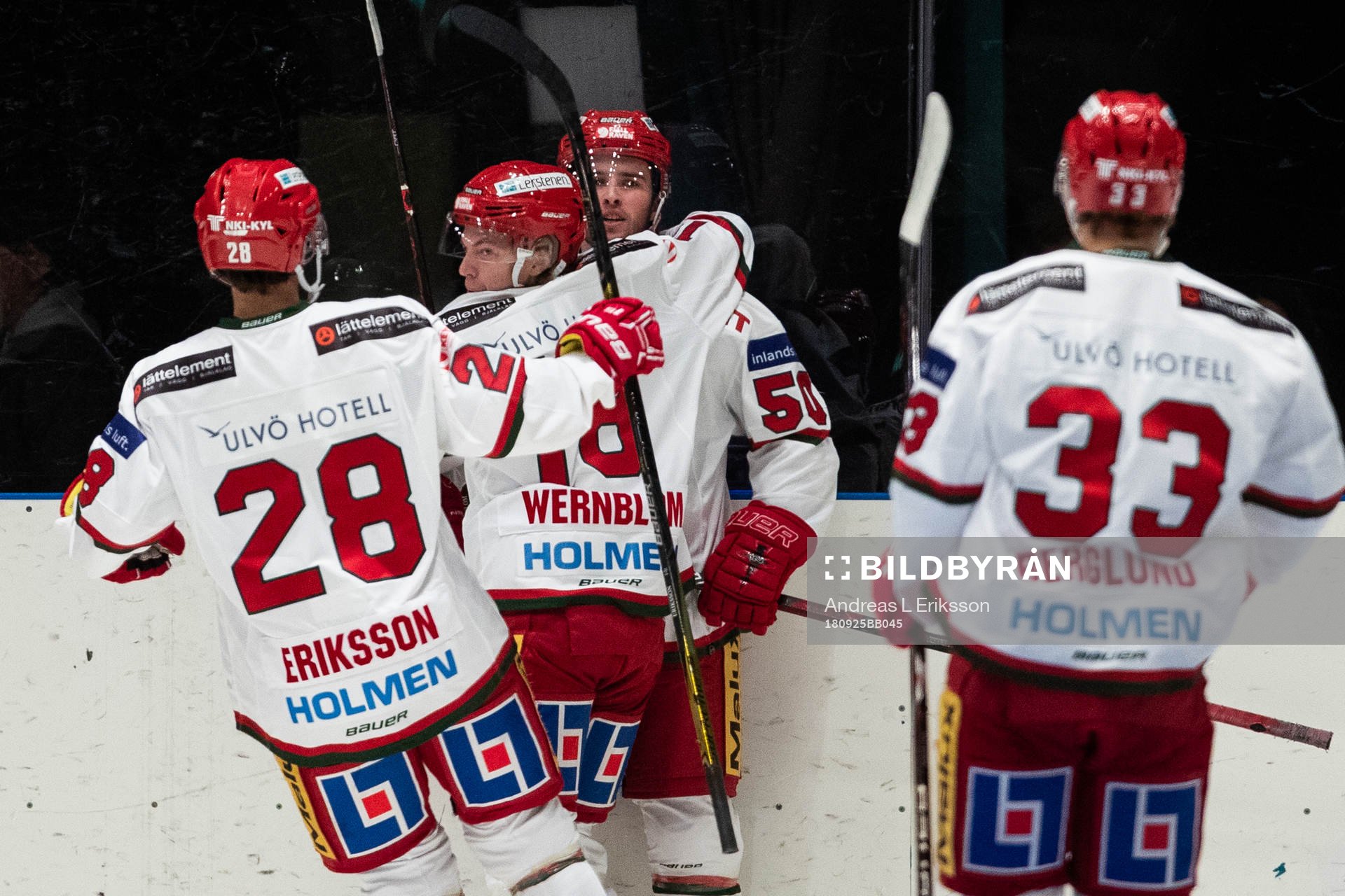 Modos Tim Wahlgren jublar med Johan Eriksson och Lukas