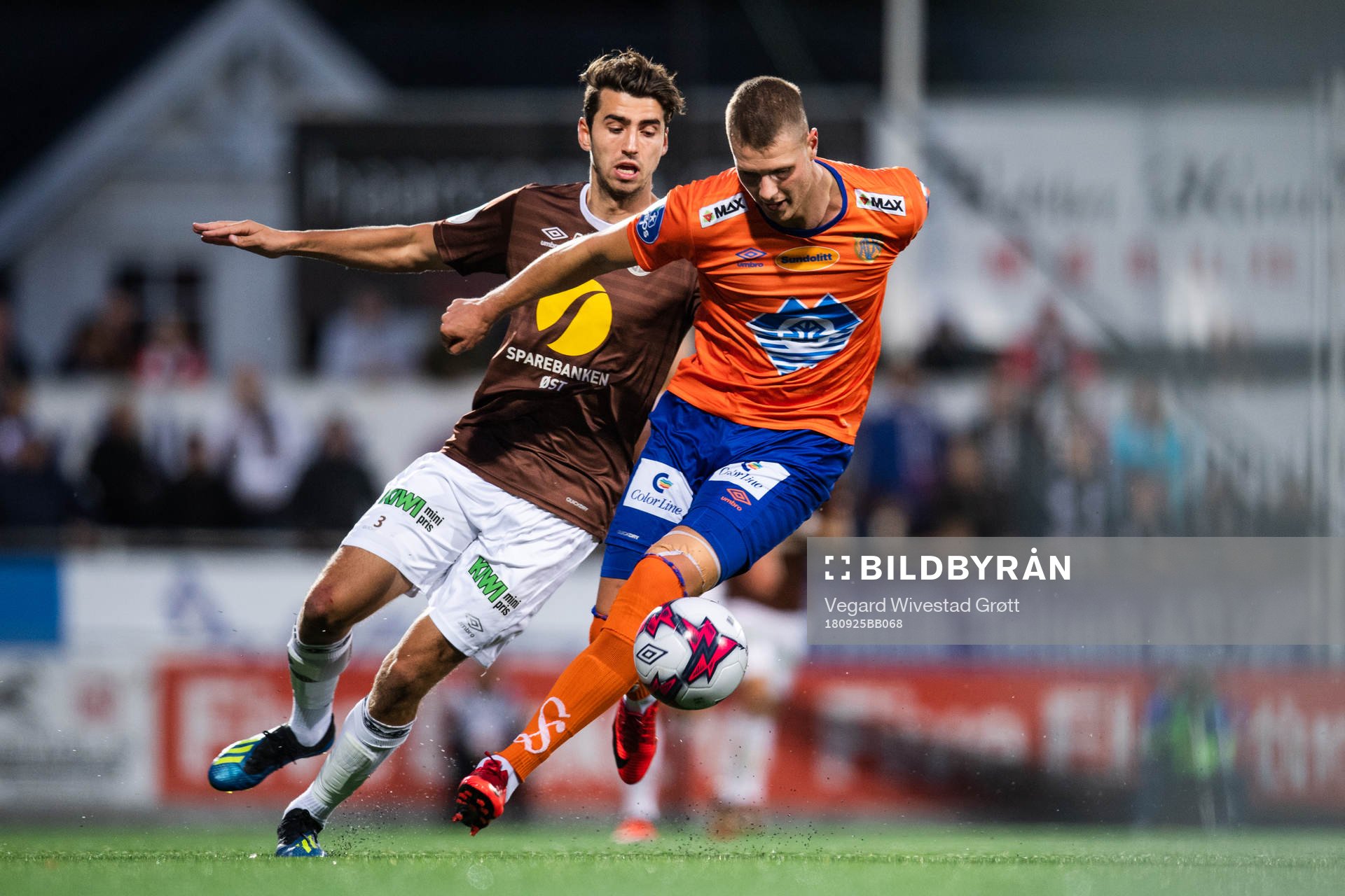 Vetle Dragsnes of Mjøndalen and Hólmbert Fridjónsson of Aalesund competes for the ball during the OBOS-ligaen match between Mjøndalen and Aalesund on September 25, 2018 in Mjøndalen.