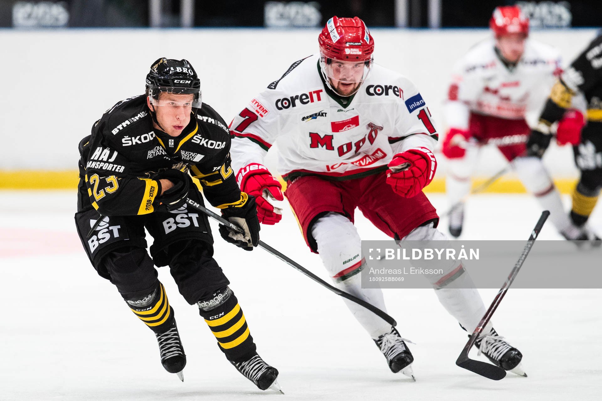 s Fredric Weigel och Modos Magnus Häggström i kamp om