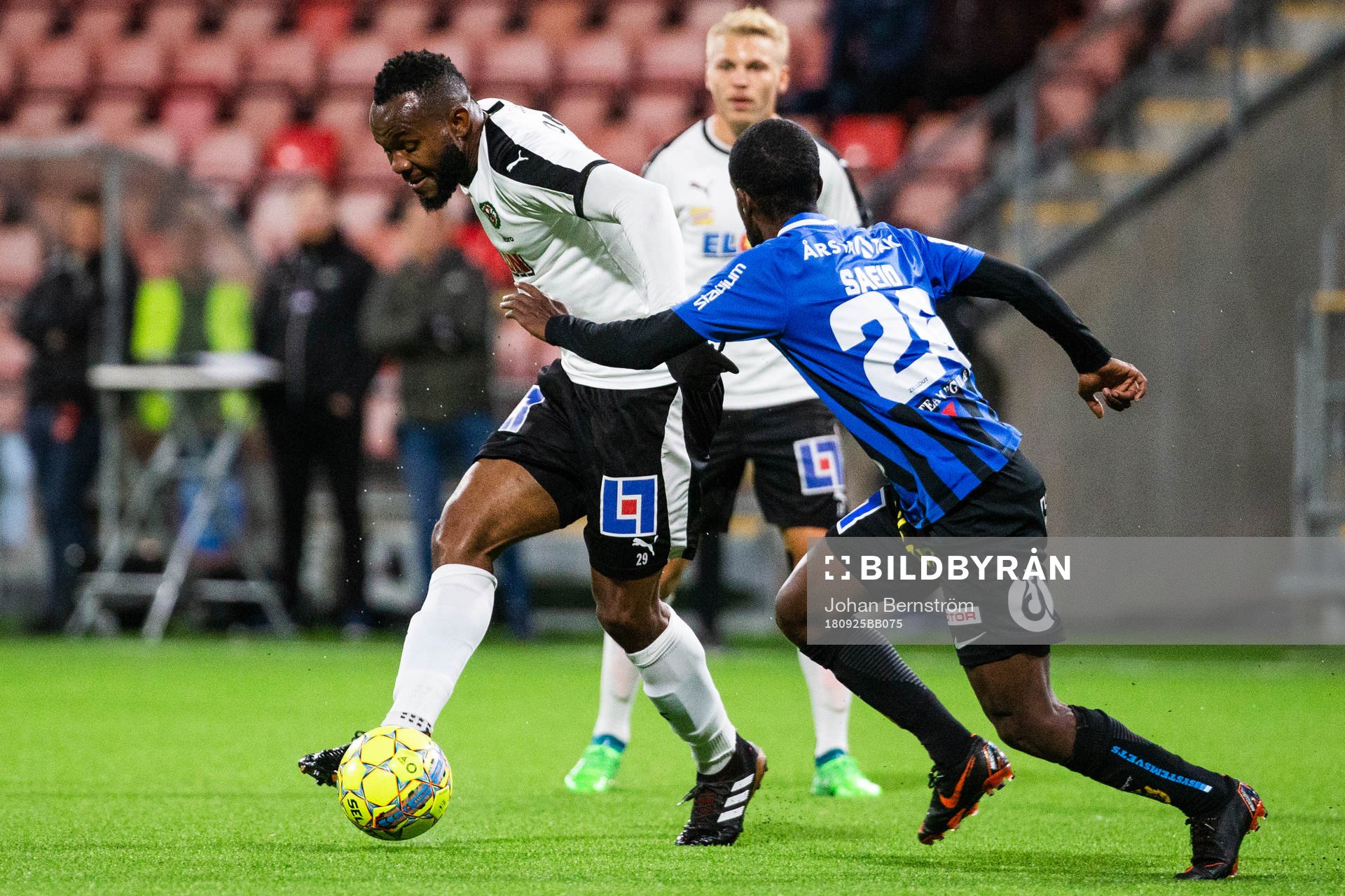Örebros Michael Junior Omoh och Sirius Mohammed Saeid