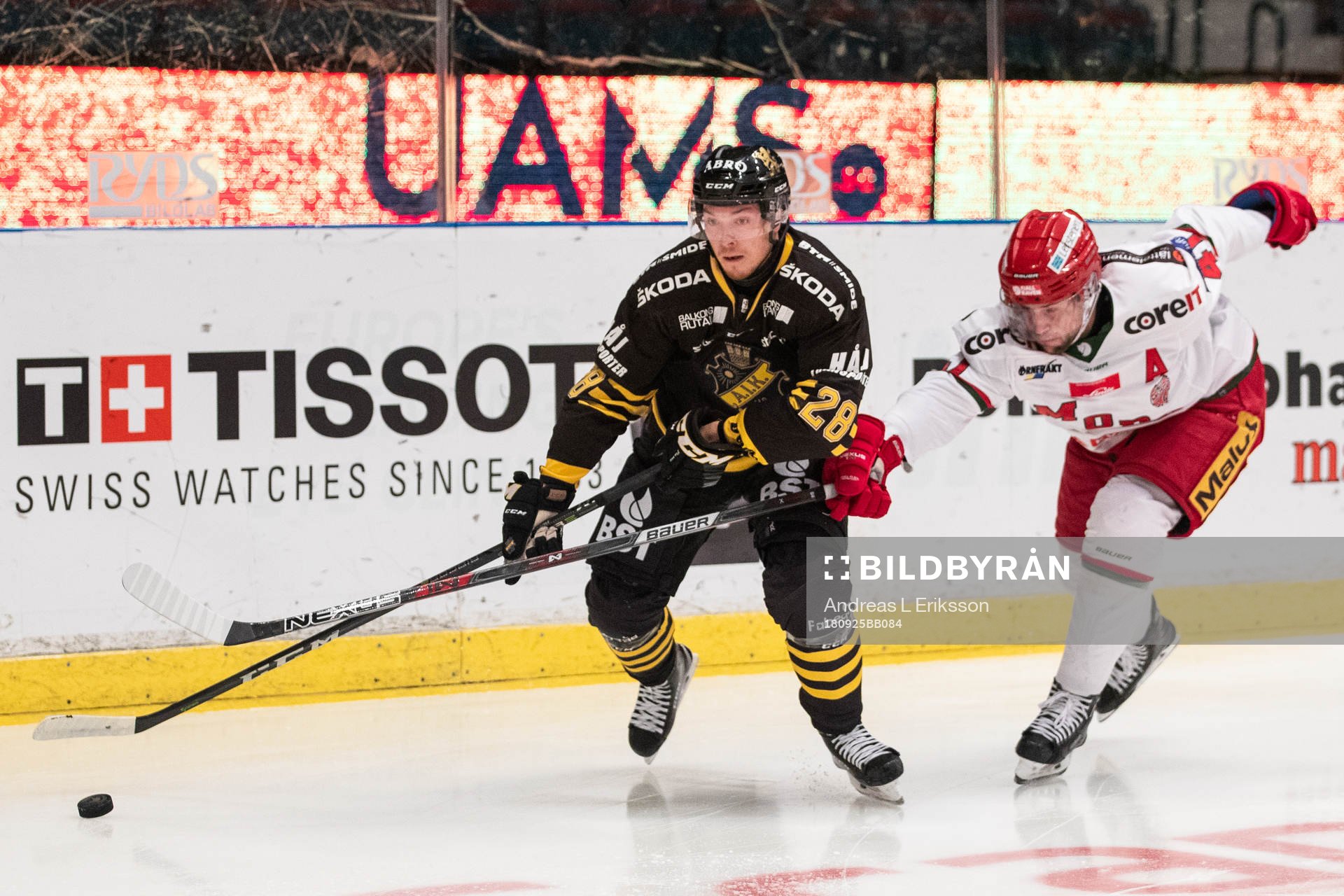 s Jesper Frödén och Modos Oscar Hedman i kamp om pucken