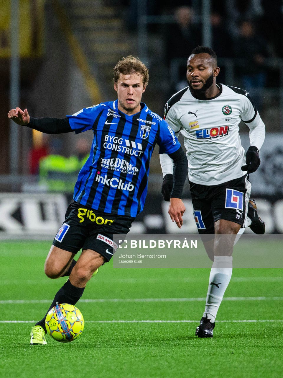 Sirius Sam Lundholm och Örebros Michael Junior Omoh i kamp