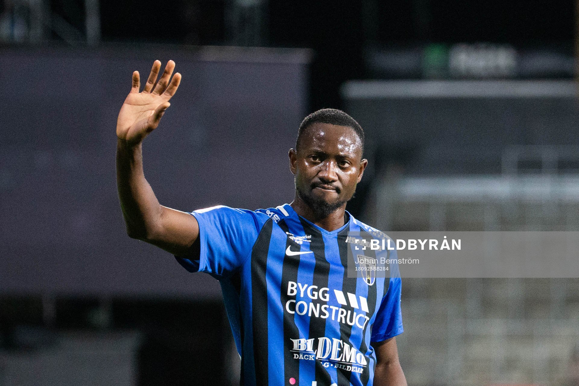 Sirius Moses Ogbu tackar supportrarna