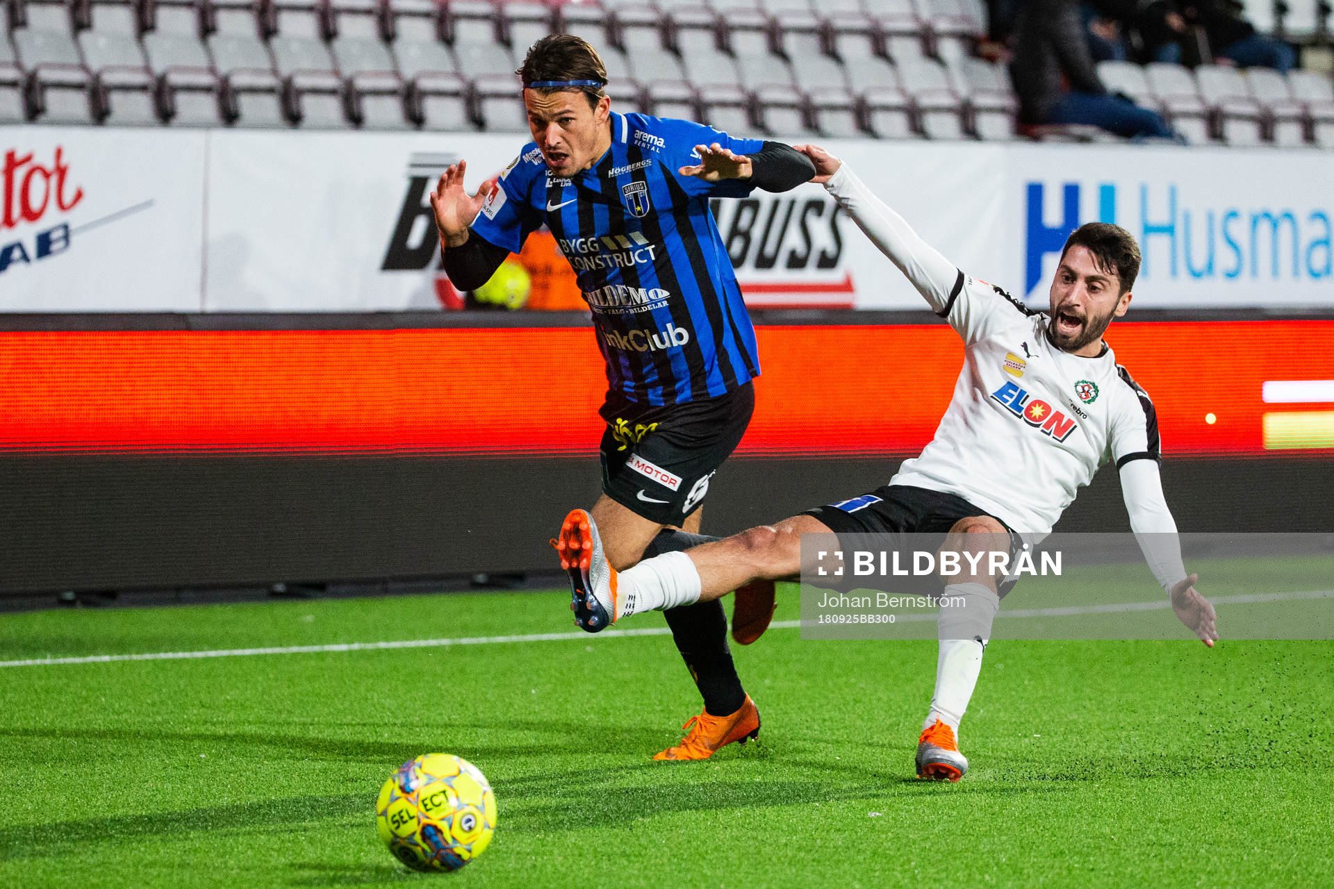 Sirius Stefano Vecchia och Örebros Nahir Besara i kamp om