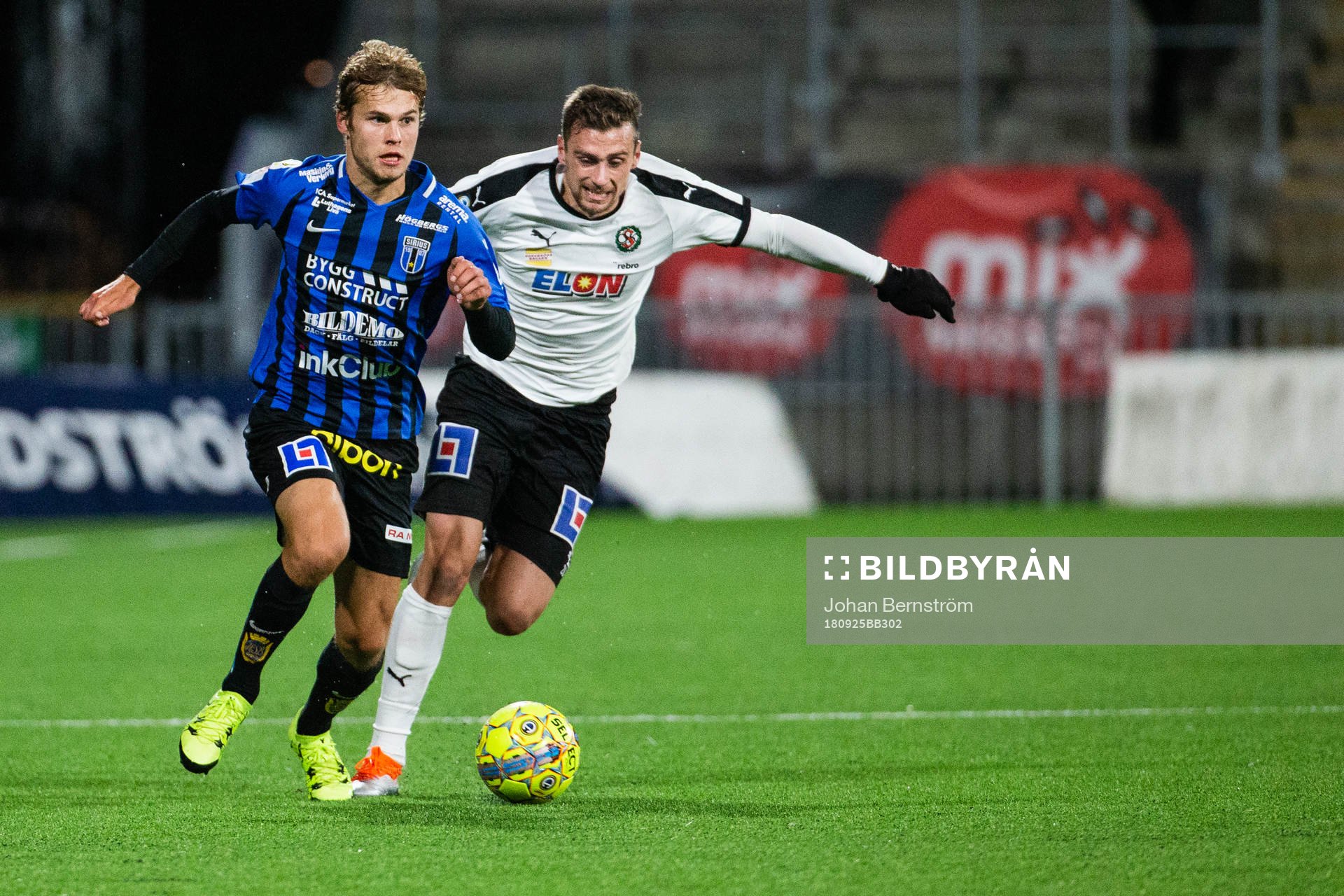 Sirius Sam Lundholm och Örebros Filip Rogic i kamp om