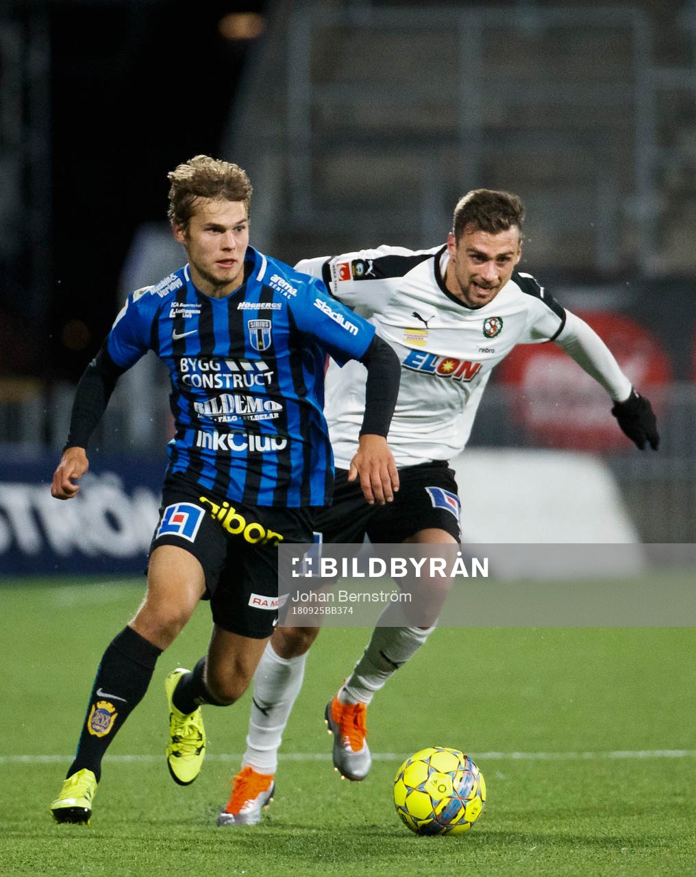 Sirius Sam Lundholm och Örebros Filip Rogic under fotbollsmatchen i Allsvenskan mellan Örebro och Sirius den 25 september 2018 i Örebro.