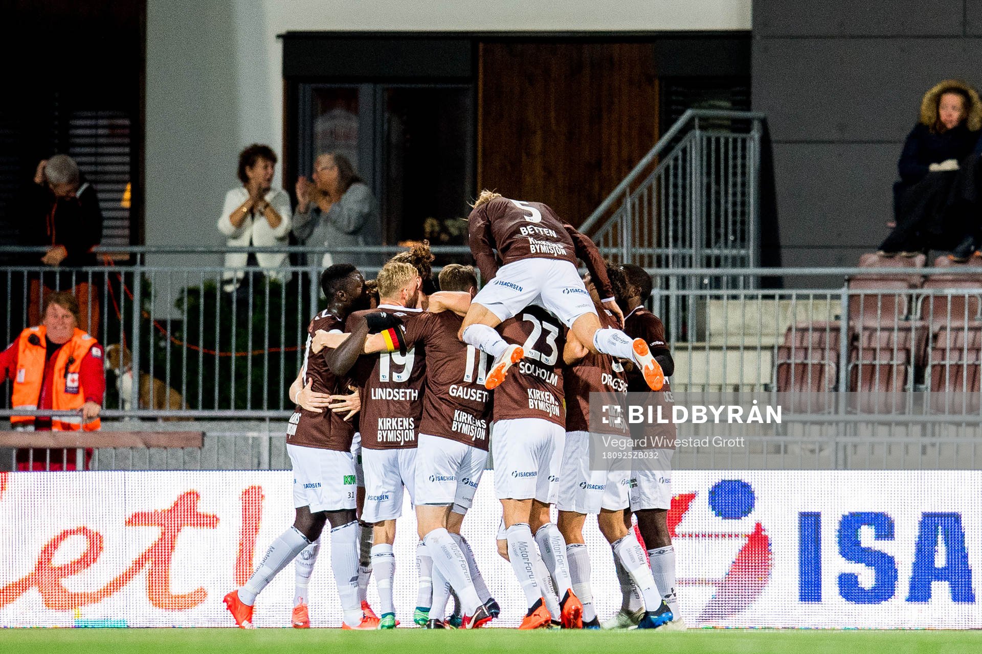 Quint Jansen of Mjøndalen celebrates with teammates after scoring 2-0 during the OBOS-ligaen match between Mjøndalen and Aalesund on September 25, 2018 in Mjøndalen.