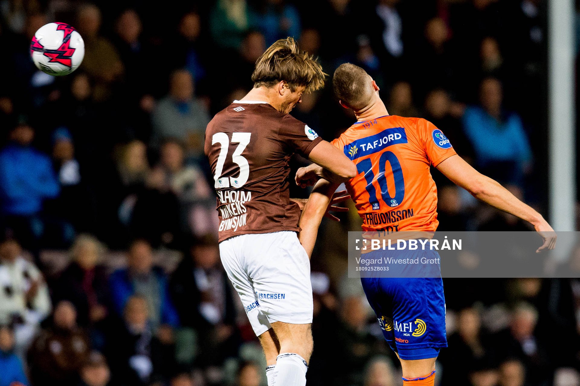 Sondre Johansen of Mjøndalen and Hólmbert Fridjónsson of